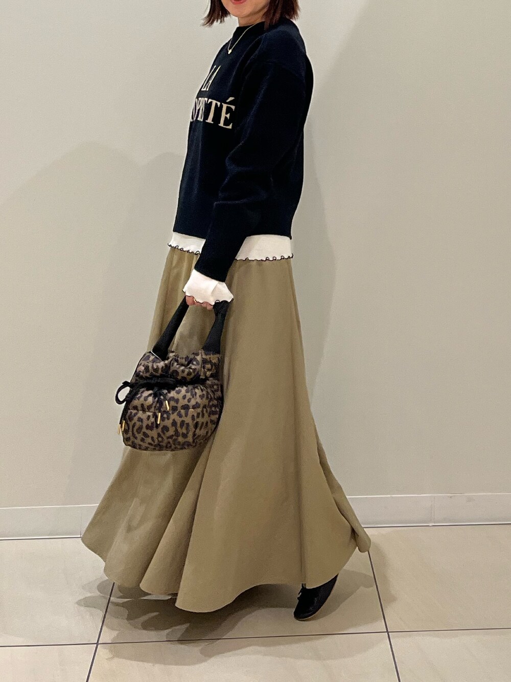 「ロゴニット、重ね着、レイヤードスタイル、ニット、休日スタイル、メガネ女子、秋冬コーデ、着回しコーデ、おでかけコーデ、おしゃれさんと繋がりたい、シンプルコーデ、オトナカジュアル、大人女子、ブラック、ニットコーデ」｜「NOLLEY’SのMY STANDARDウォッシャブルリブクルーネックプルオーバーカットソー（Tシャツ/カットソー、ホワイト系）」を使った、ITOさん（レディース・156cm）の秋コーディネートの9枚目の写真