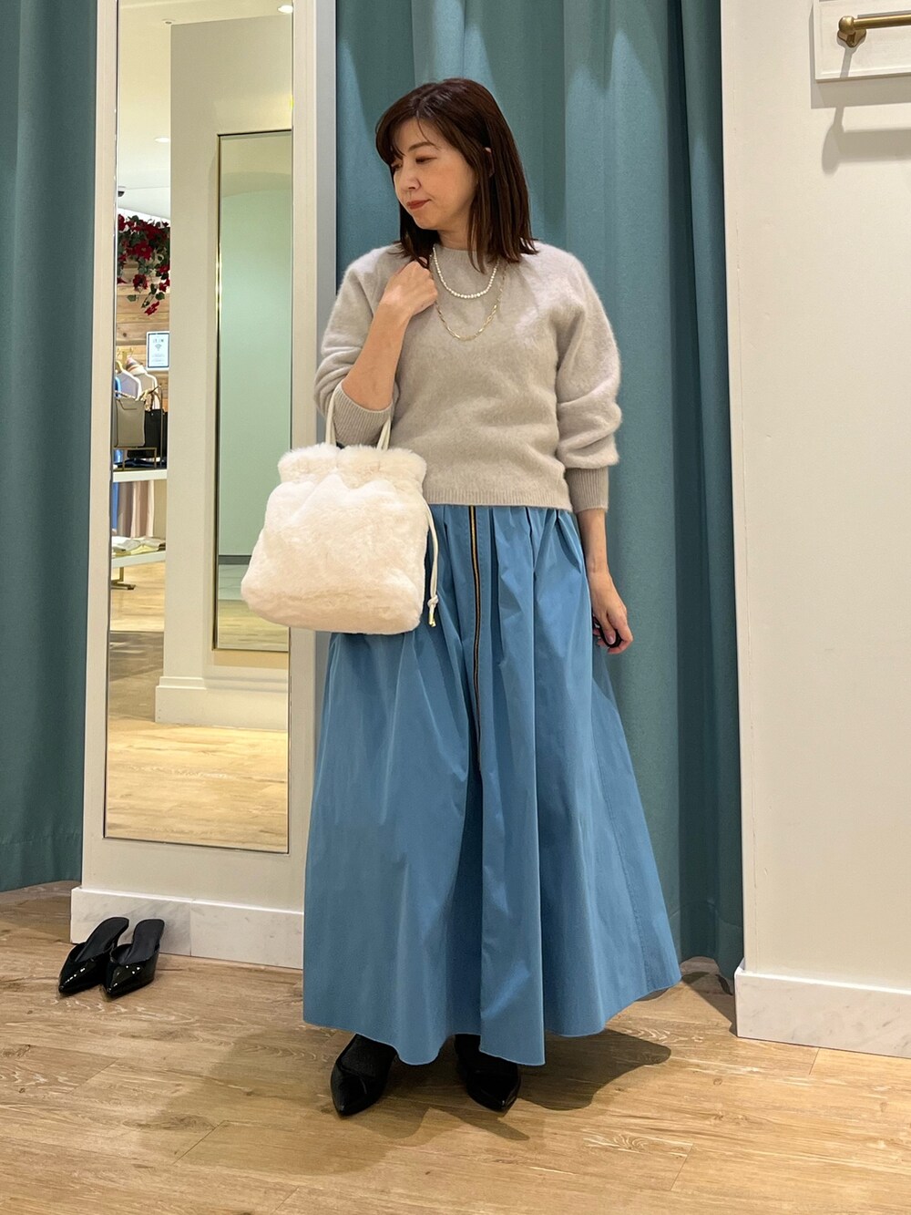 「ふわふわニット、冬ファッション、クリスマスに着たい服、お出かけコーデ、オトナ女子、キレイめ、おでかけコーデ、スカート、スカートスタイル、スカートコーデ、ニット、クリスマス、ふんわりスカート、リバーシブルスカート」｜「NOLLEY’Sのへアリークルーネックプルオーバーニット（ニット/セーター、ベージュ系）」を使った、ITOさん（レディース・156cm）の冬コーディネートの2枚目の写真