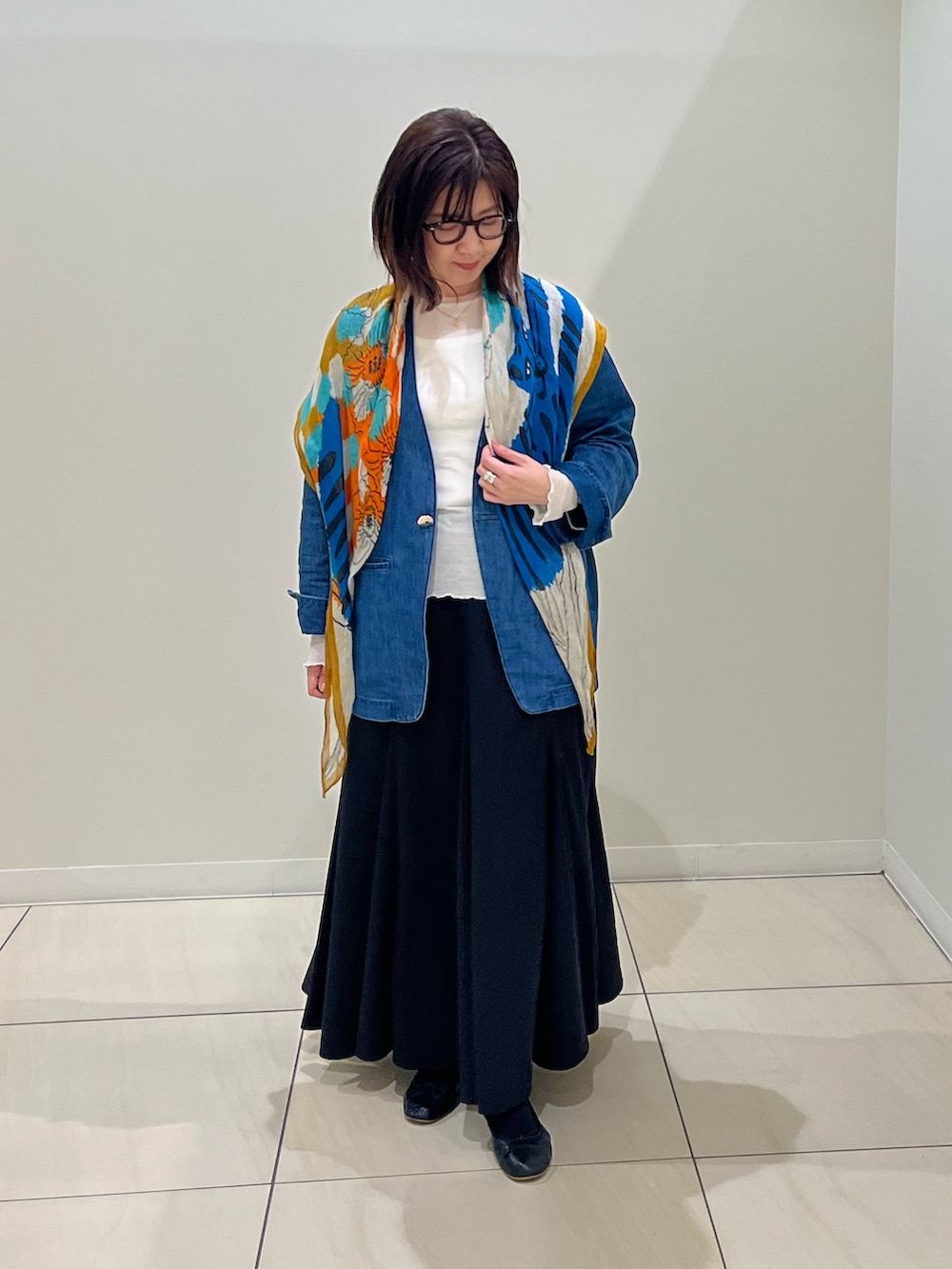 「大人カジュアル、デニムシャツ、デニムジャケット、リネンストール、ロングスカート、お出かけコーデ、シアートップス、今日のコーデ、大人女子、春服、着回しコーデ、おでかけコーデ、低身長女子、おしゃれさんと繋がりたい、大人可愛い」｜「NOLLEY’Sのリネンガーゼプリントストール（ストール/ショール、ブルー系）」を使った、ITOさん（レディース・156cm）の春コーディネートの7枚目の写真