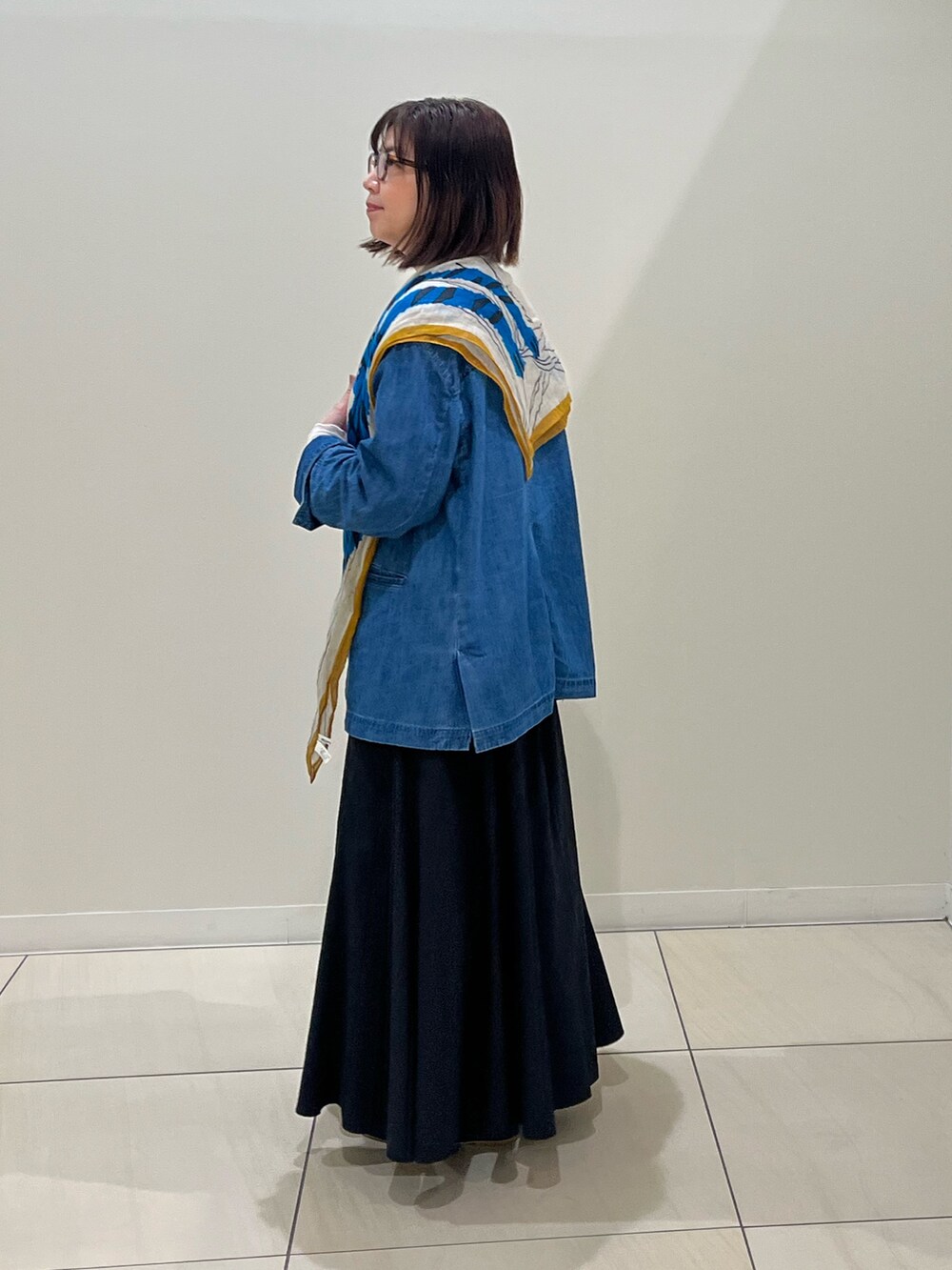 「大人カジュアル、デニムシャツ、デニムジャケット、リネンストール、ロングスカート、お出かけコーデ、シアートップス、今日のコーデ、大人女子、春服、着回しコーデ、おでかけコーデ、低身長女子、おしゃれさんと繋がりたい、大人可愛い」｜「NOLLEY’Sのリネンガーゼプリントストール（ストール/ショール、ブルー系）」を使った、ITOさん（レディース・156cm）の春コーディネートの6枚目の写真
