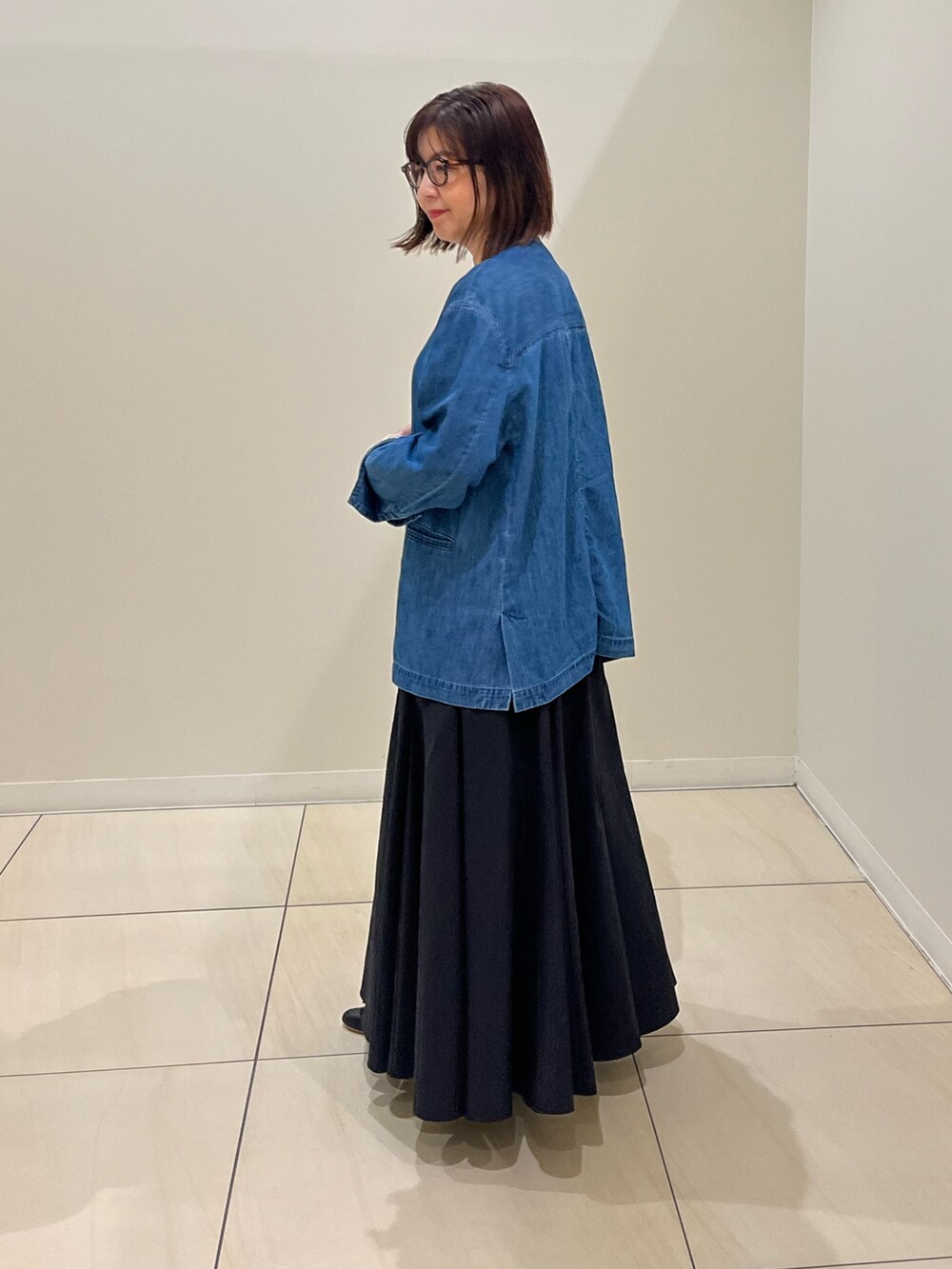 「大人カジュアル、デニムシャツ、デニムジャケット、リネンストール、ロングスカート、お出かけコーデ、シアートップス、今日のコーデ、大人女子、春服、着回しコーデ、おでかけコーデ、低身長女子、おしゃれさんと繋がりたい、大人可愛い」｜「NOLLEY’Sのリネンガーゼプリントストール（ストール/ショール、ブルー系）」を使った、ITOさん（レディース・156cm）の春コーディネートの8枚目の写真