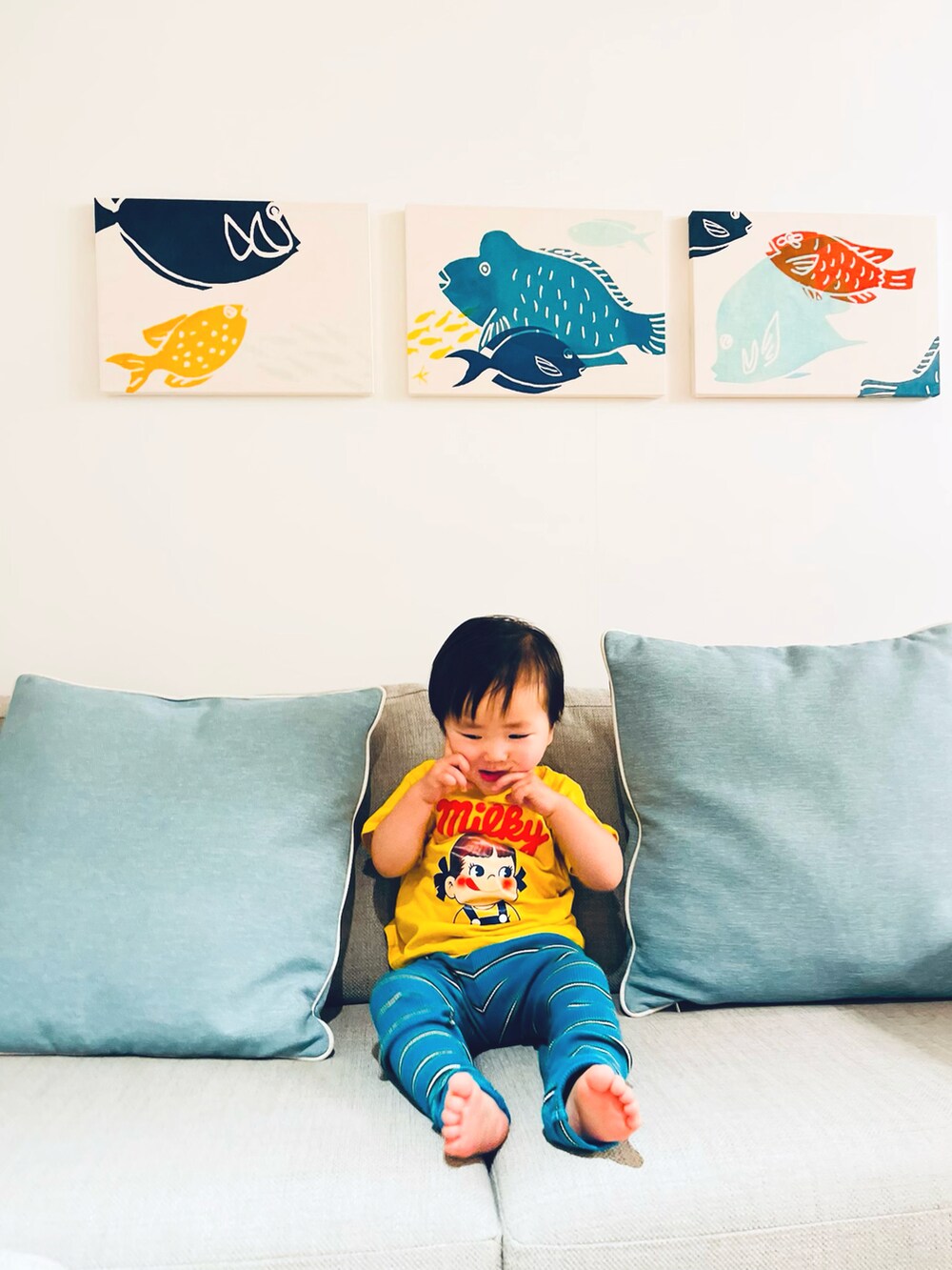 ブルー系のパンツ、イエロー系のTシャツ/カットソー、グレー系のスニーカーを着用したキッズの冬コーディネートの4枚目の写真