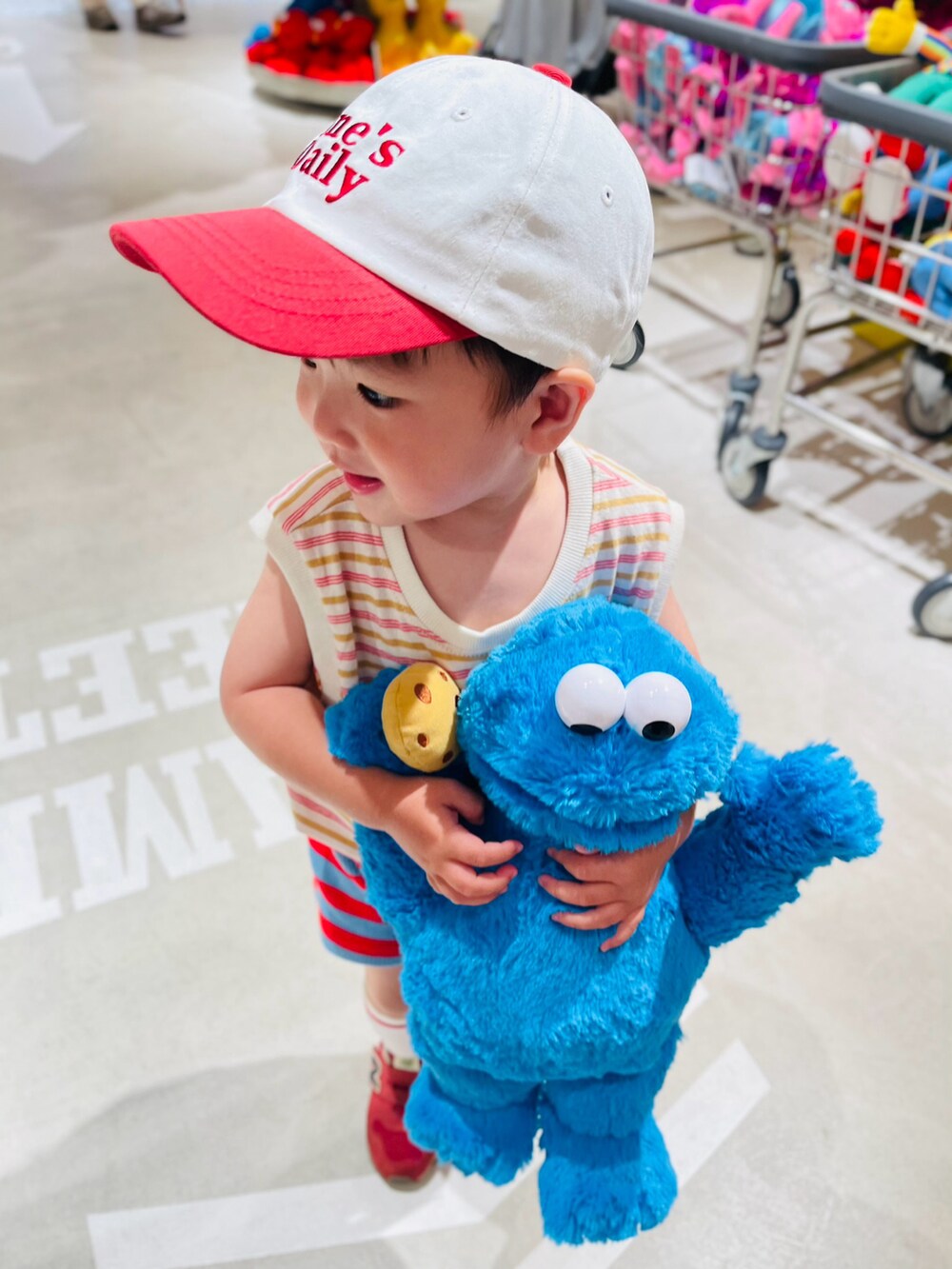 レッド系のスニーカー、レッド系のトップス、レッド系のパンツを着用したキッズの春コーディネートの3枚目の写真