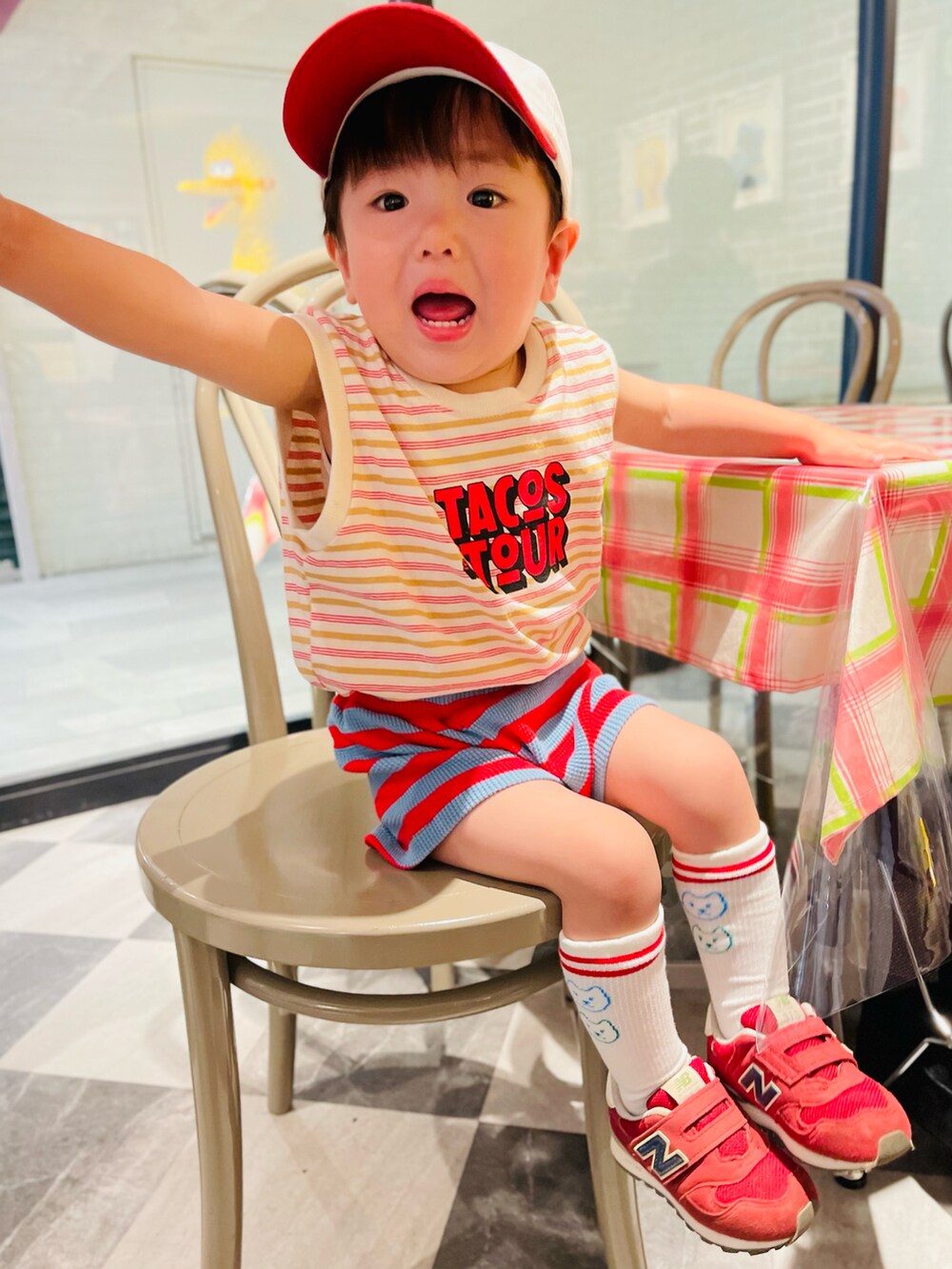 レッド系のスニーカー、レッド系のトップス、レッド系のパンツを着用したキッズの春コーディネートの2枚目の写真