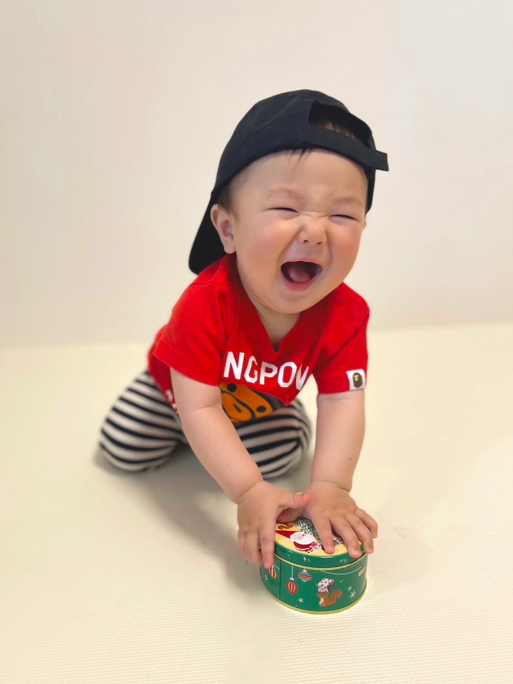 レッド系のTシャツ/カットソー、その他のパンツ、ブルー系のソックス/靴下を着用したキッズの春コーディネートの3枚目の写真