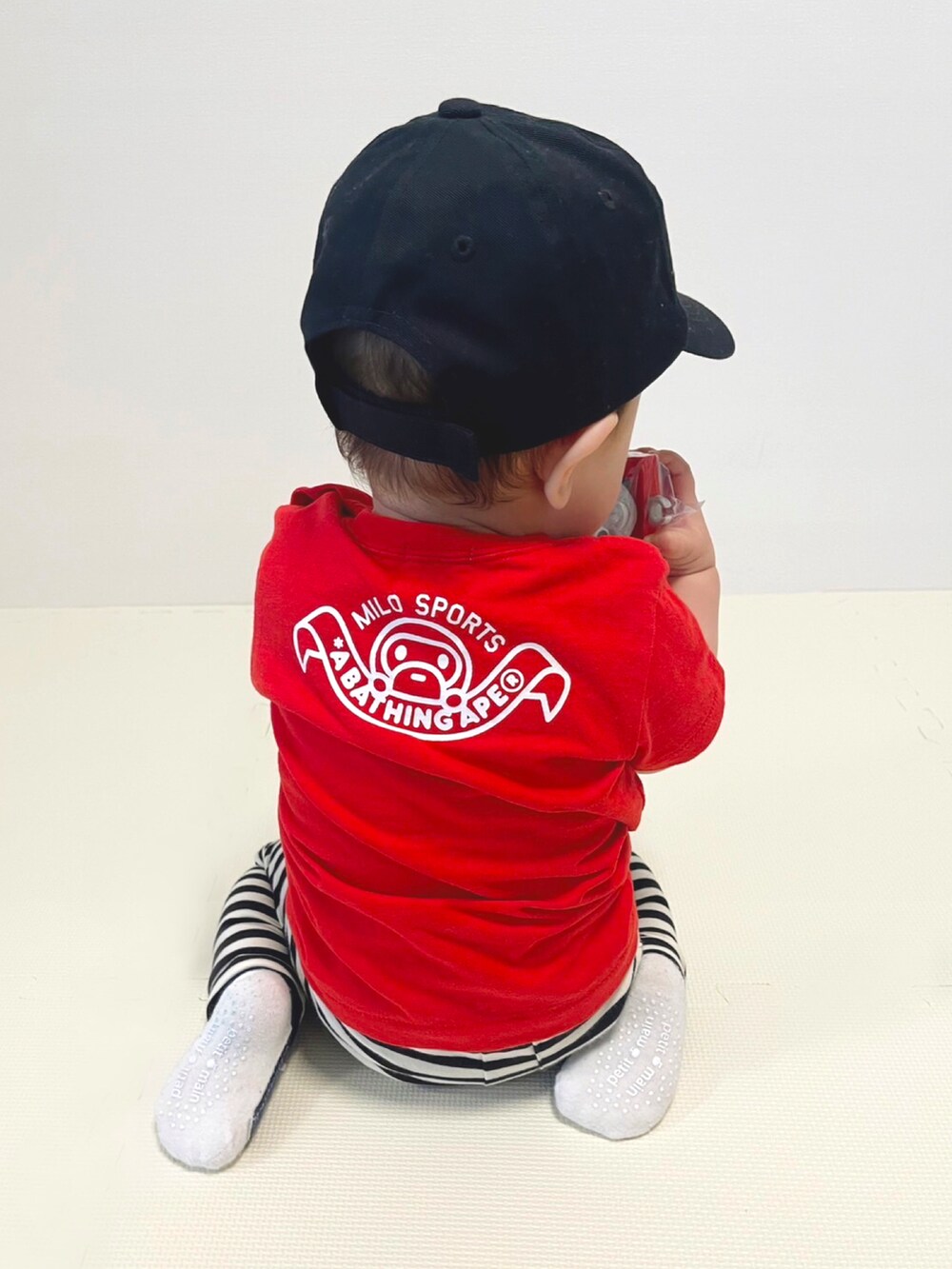 レッド系のTシャツ/カットソー、その他のパンツ、ブルー系のソックス/靴下を着用したキッズの春コーディネートの5枚目の写真