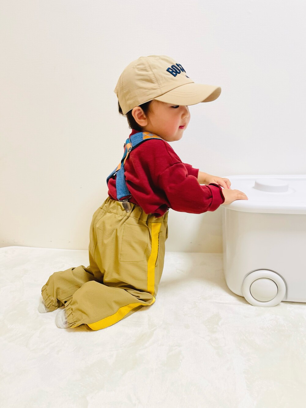 ベージュ系のパンツ、その他のサスペンダーを着用したキッズの冬コーディネートの5枚目の写真