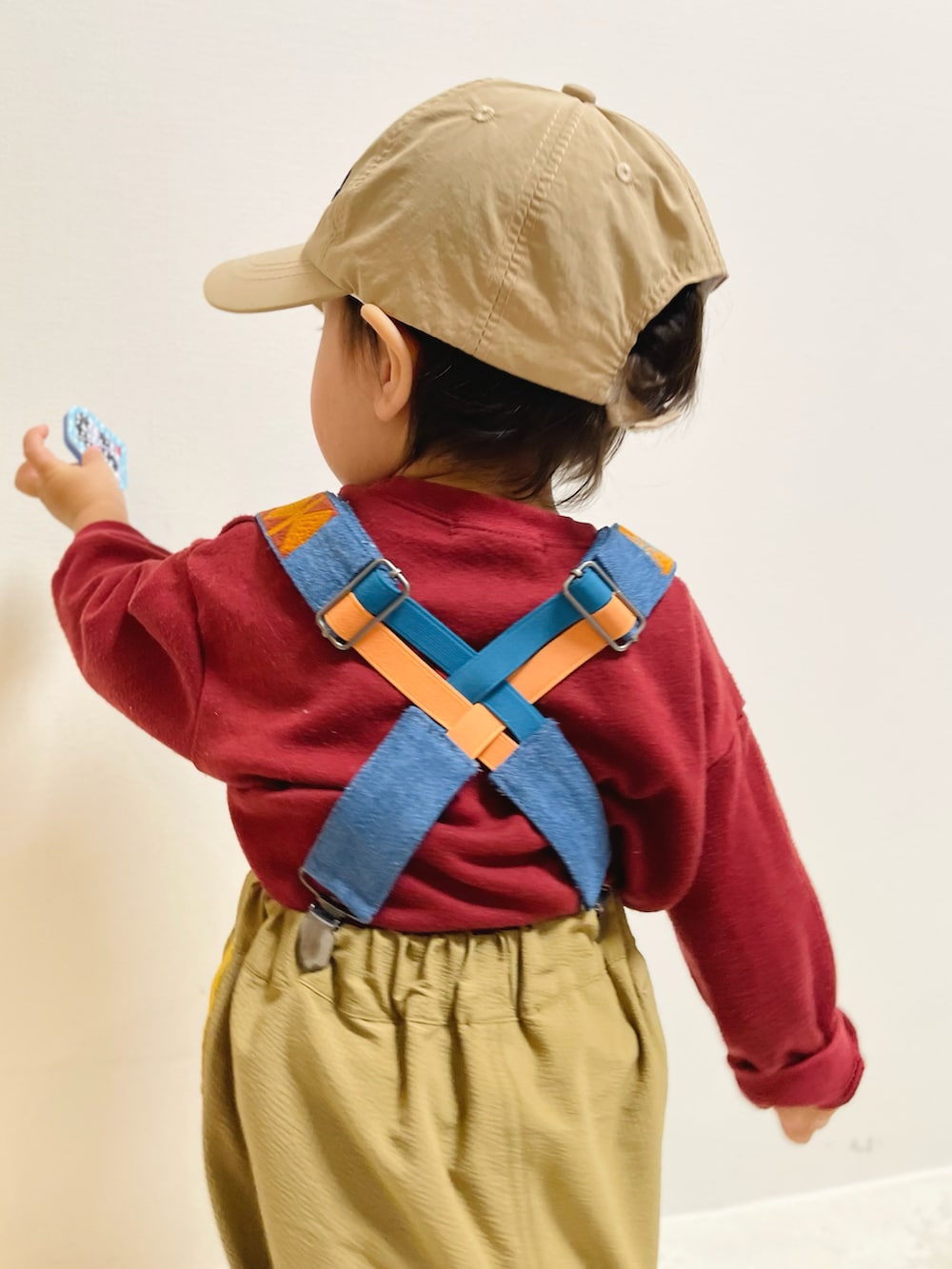 ベージュ系のパンツ、その他のサスペンダーを着用したキッズの冬コーディネートの3枚目の写真