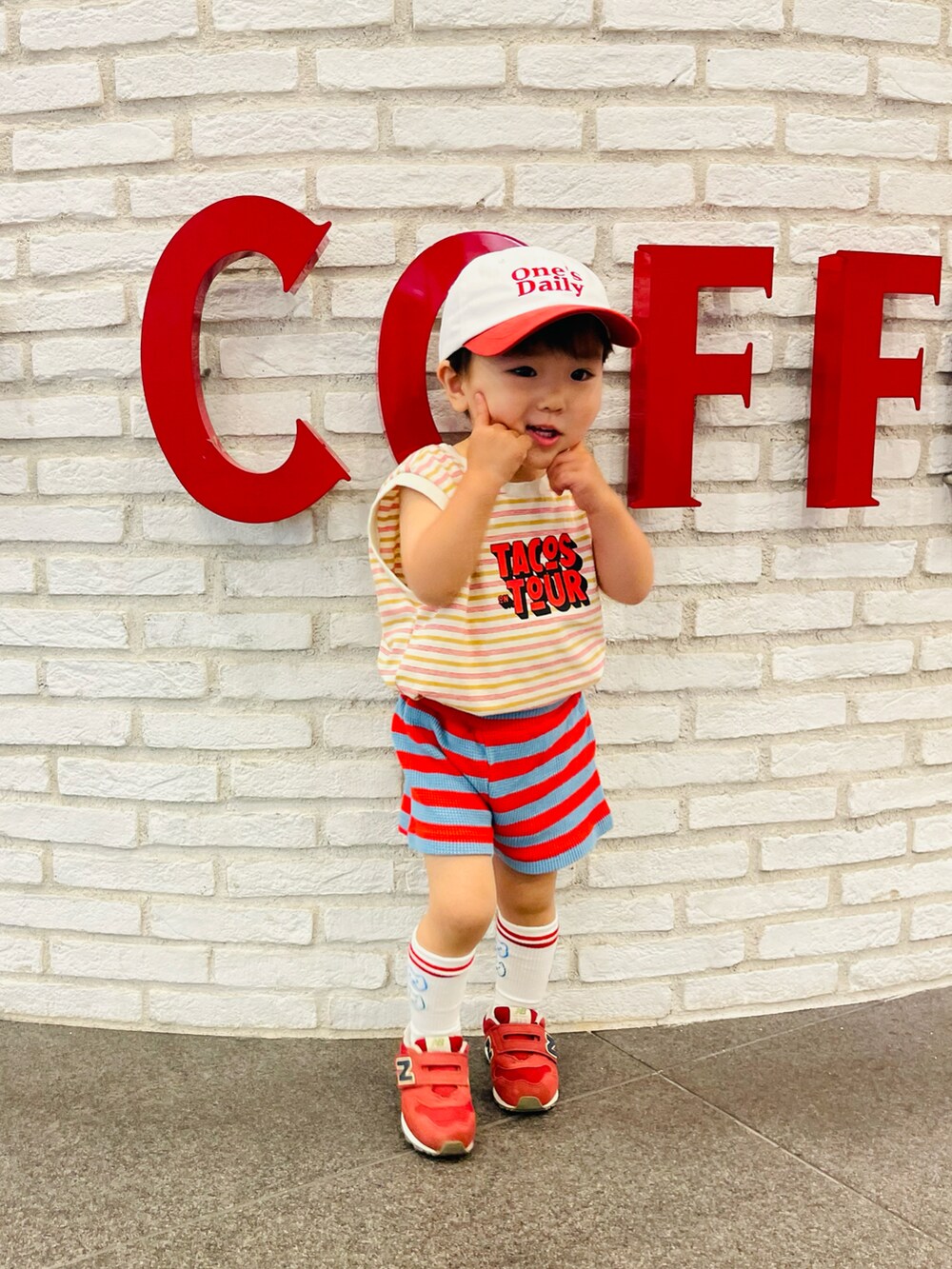 レッド系のスニーカー、レッド系のトップス、レッド系のパンツを着用したキッズの春コーディネートの4枚目の写真