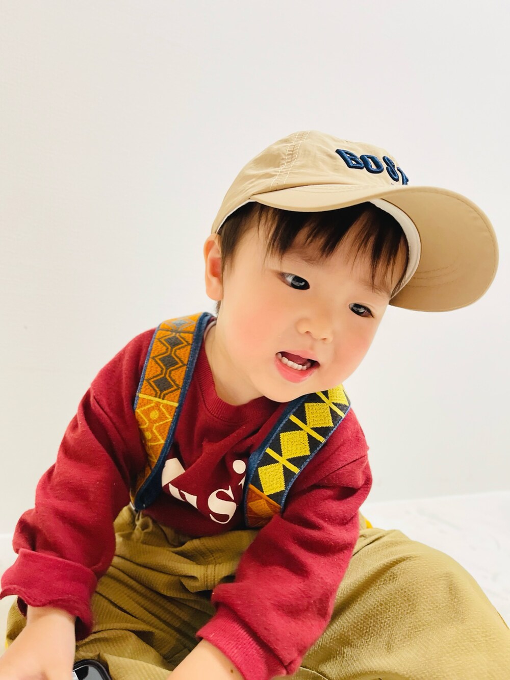 ベージュ系のパンツ、その他のサスペンダーを着用したキッズの冬コーディネートの4枚目の写真