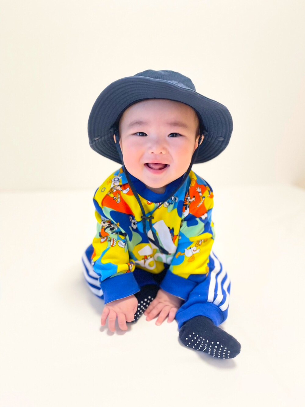 ブルー系のジャージ、ブルー系のハットを着用したキッズの冬コーディネートの2枚目の写真