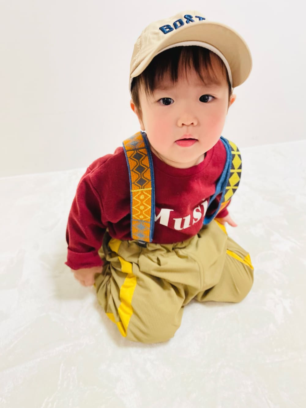 ベージュ系のパンツ、その他のサスペンダーを着用したキッズの冬コーディネートの2枚目の写真