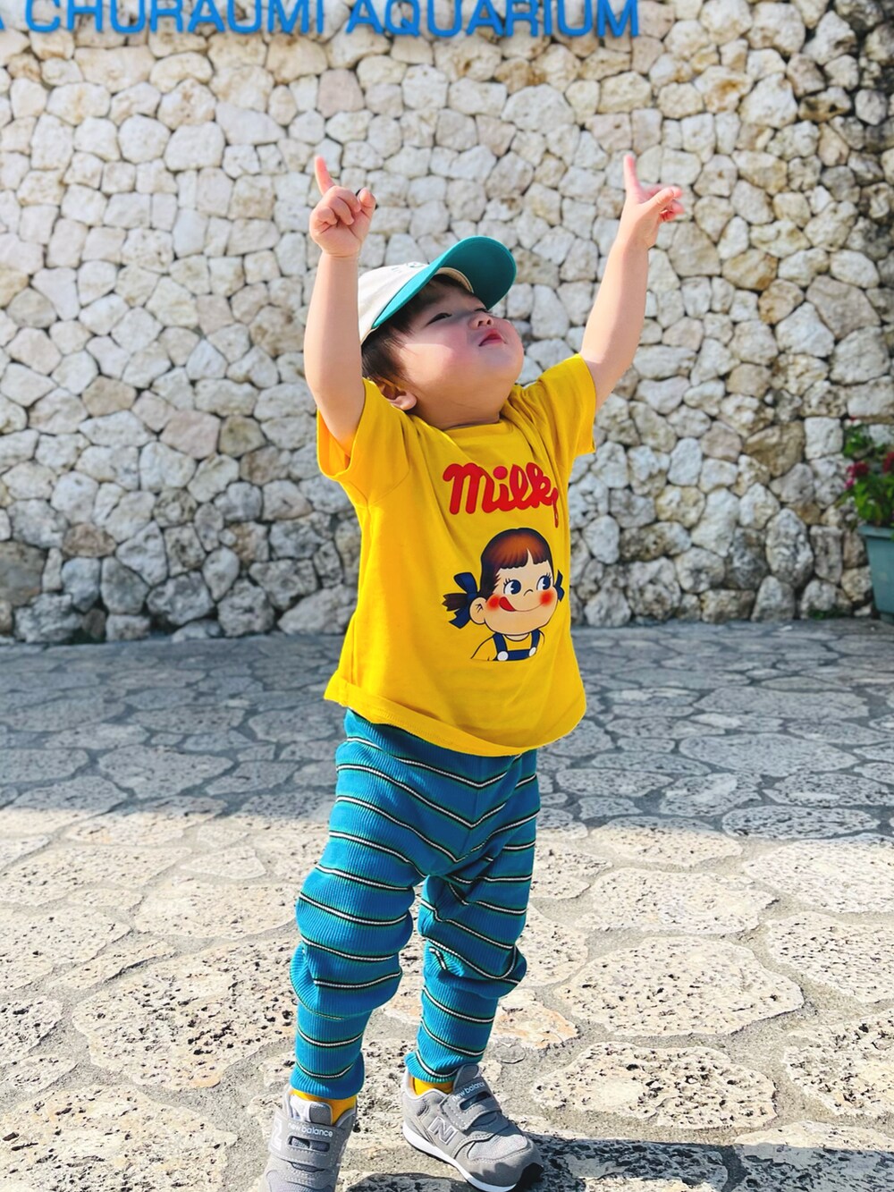 ブルー系のパンツ、イエロー系のTシャツ/カットソー、グレー系のスニーカーを着用したキッズの冬コーディネートの3枚目の写真