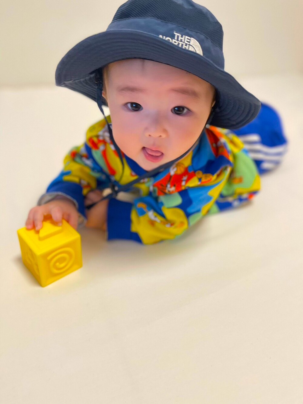 ブルー系のジャージ、ブルー系のハットを着用したキッズの冬コーディネートの4枚目の写真