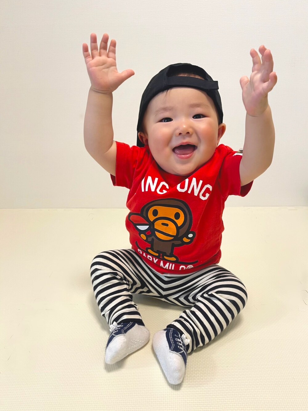 レッド系のTシャツ/カットソー、その他のパンツ、ブルー系のソックス/靴下を着用したキッズの春コーディネートの4枚目の写真