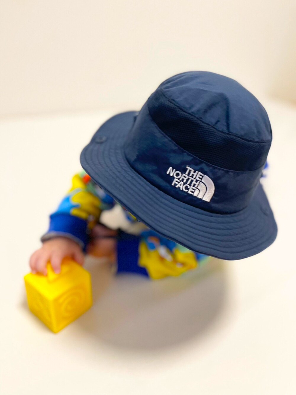 ブルー系のジャージ、ブルー系のハットを着用したキッズの冬コーディネートの3枚目の写真