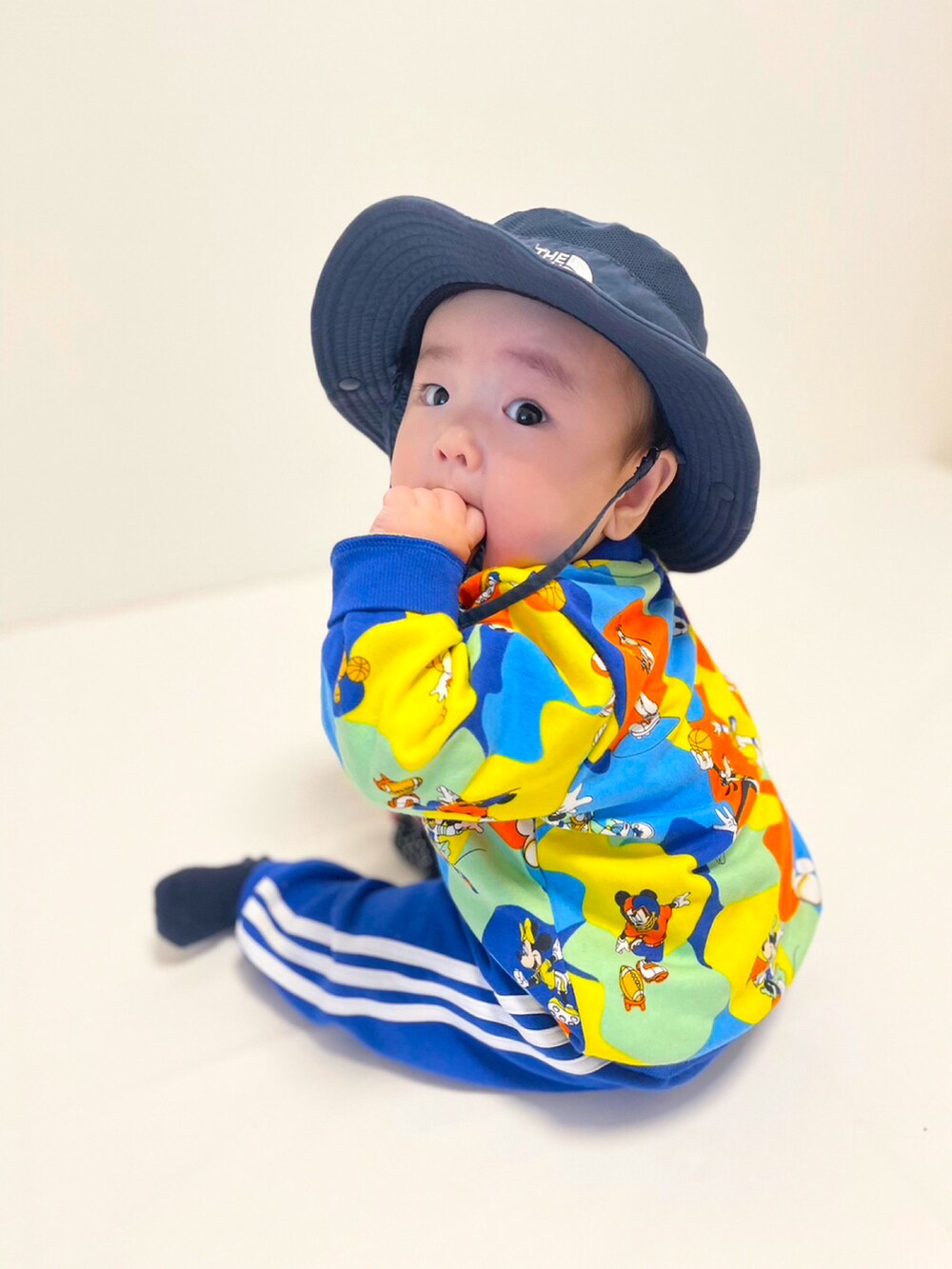 ブルー系のジャージ、ブルー系のハットを着用したキッズの冬コーディネートの5枚目の写真