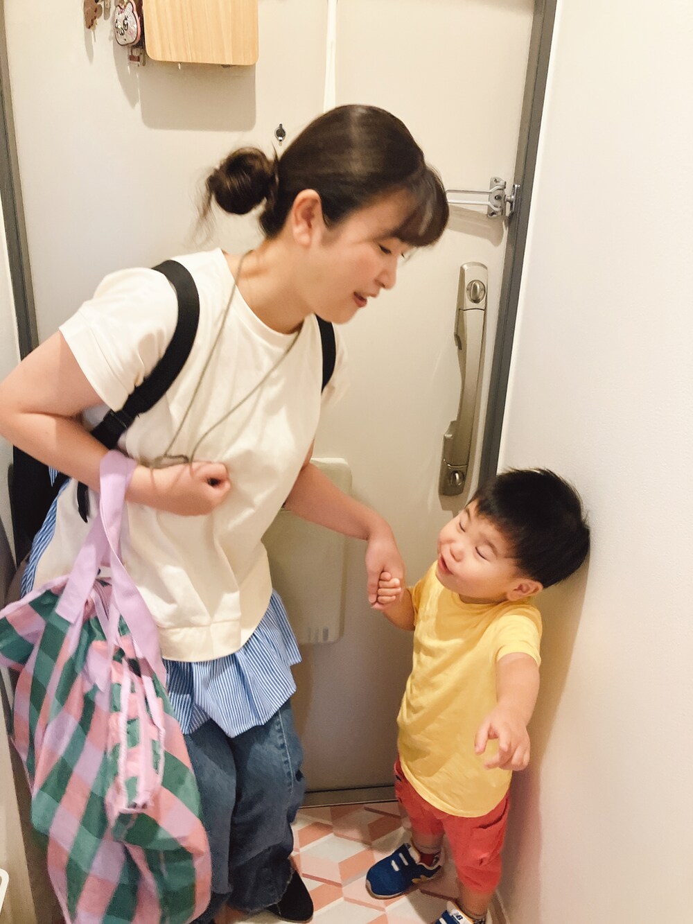 「登園スタイル、夏だ！Tシャツ着よう！、夏コーデ、ハーフパンツ」｜「H&Mのアイテム（Tシャツ/カットソー、イエロー系）」を使った、りんちゃんのさん（キッズ・90cm）の夏コーディネートの5枚目の写真