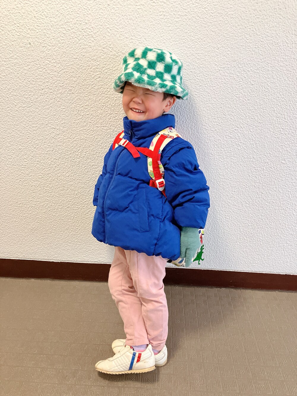 「登園スタイル、カジュアルコーデ」｜「PATRICKのアイテム（スニーカー、ホワイト系）」を使った、りんちゃんのさん（キッズ・100cm）の冬コーディネートの4枚目の写真