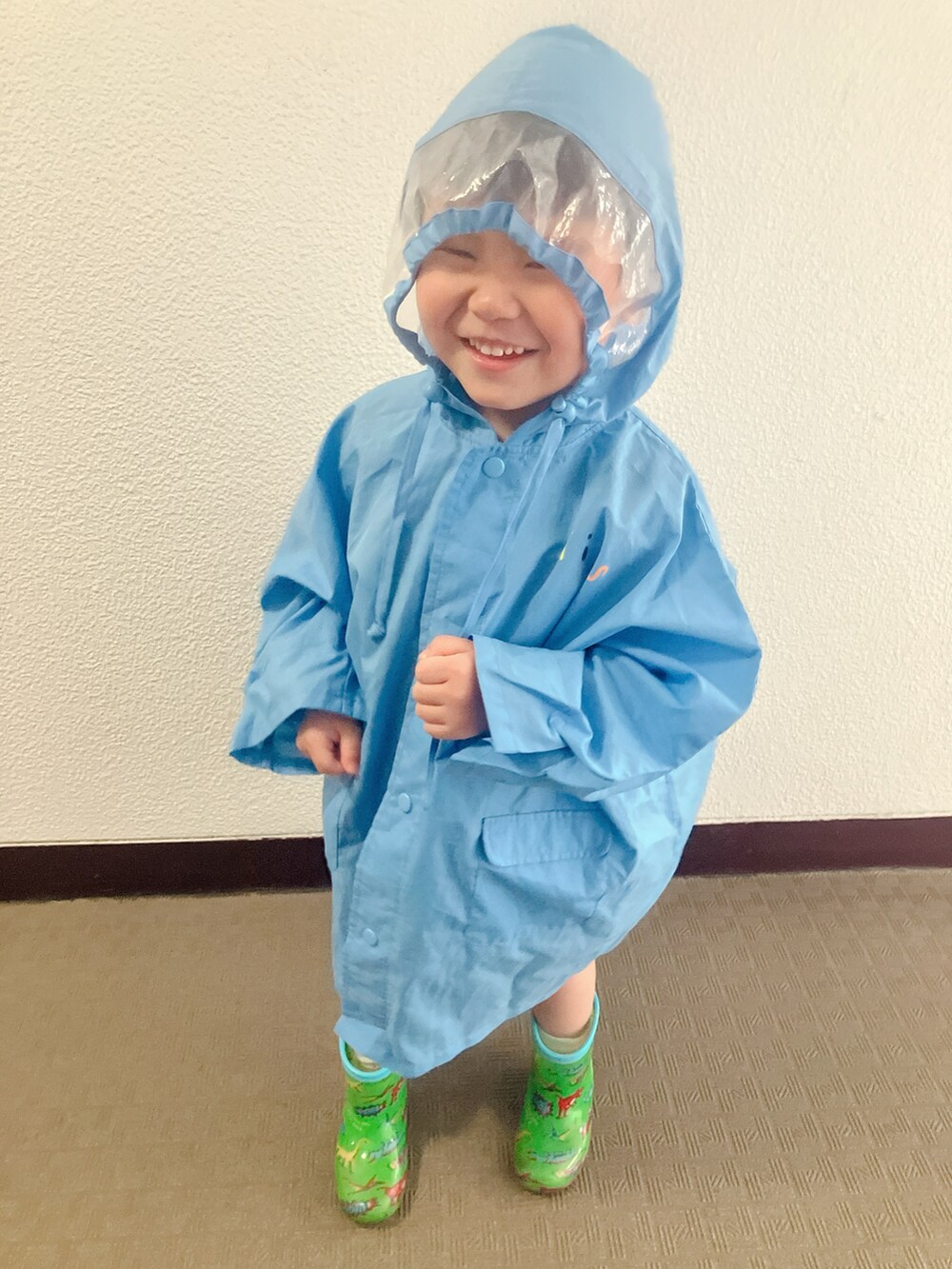 グリーン系のレインシューズを着用したキッズの春コーディネートの4枚目の写真