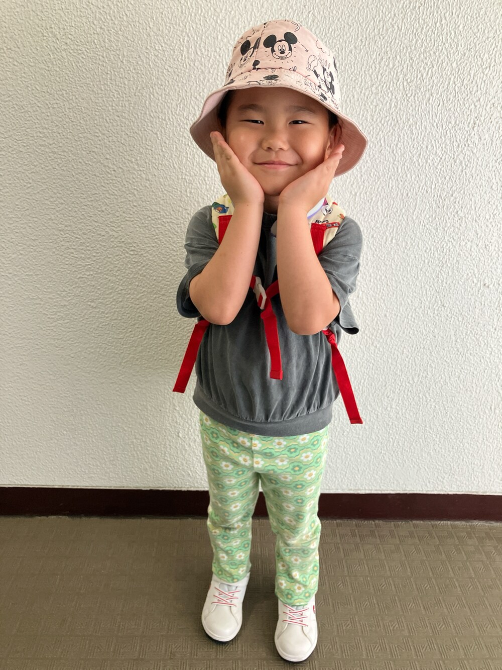 グリーン系のスウェットパンツを着用したキッズの夏コーディネートの3枚目の写真