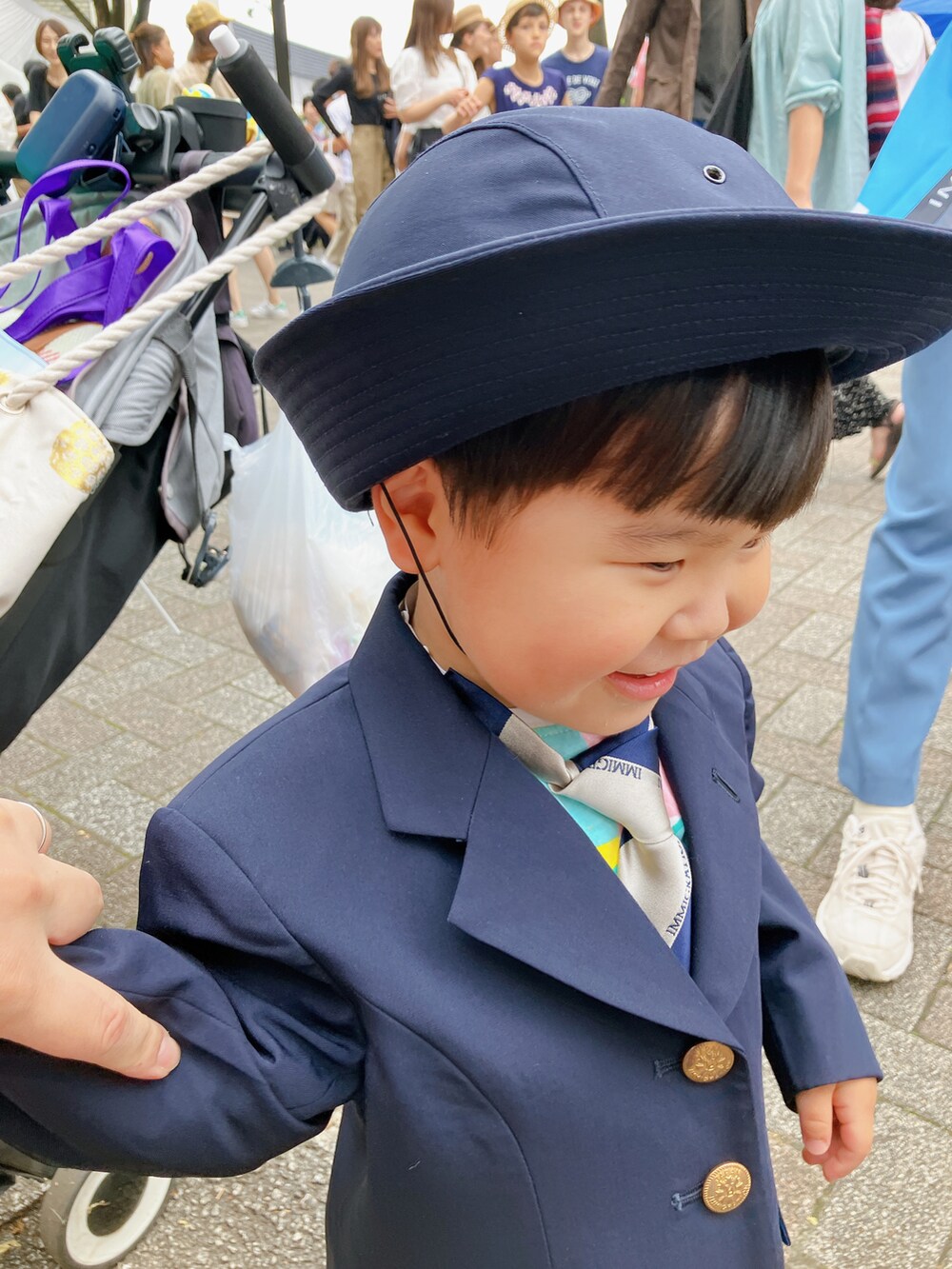 「休日スタイル、ジャケット、子ども服」｜「着させてくれた服のアイテム（スーツジャケット、ブルー系）」を使った、りんちゃんのさん（キッズ・90cm）の春コーディネートの5枚目の写真