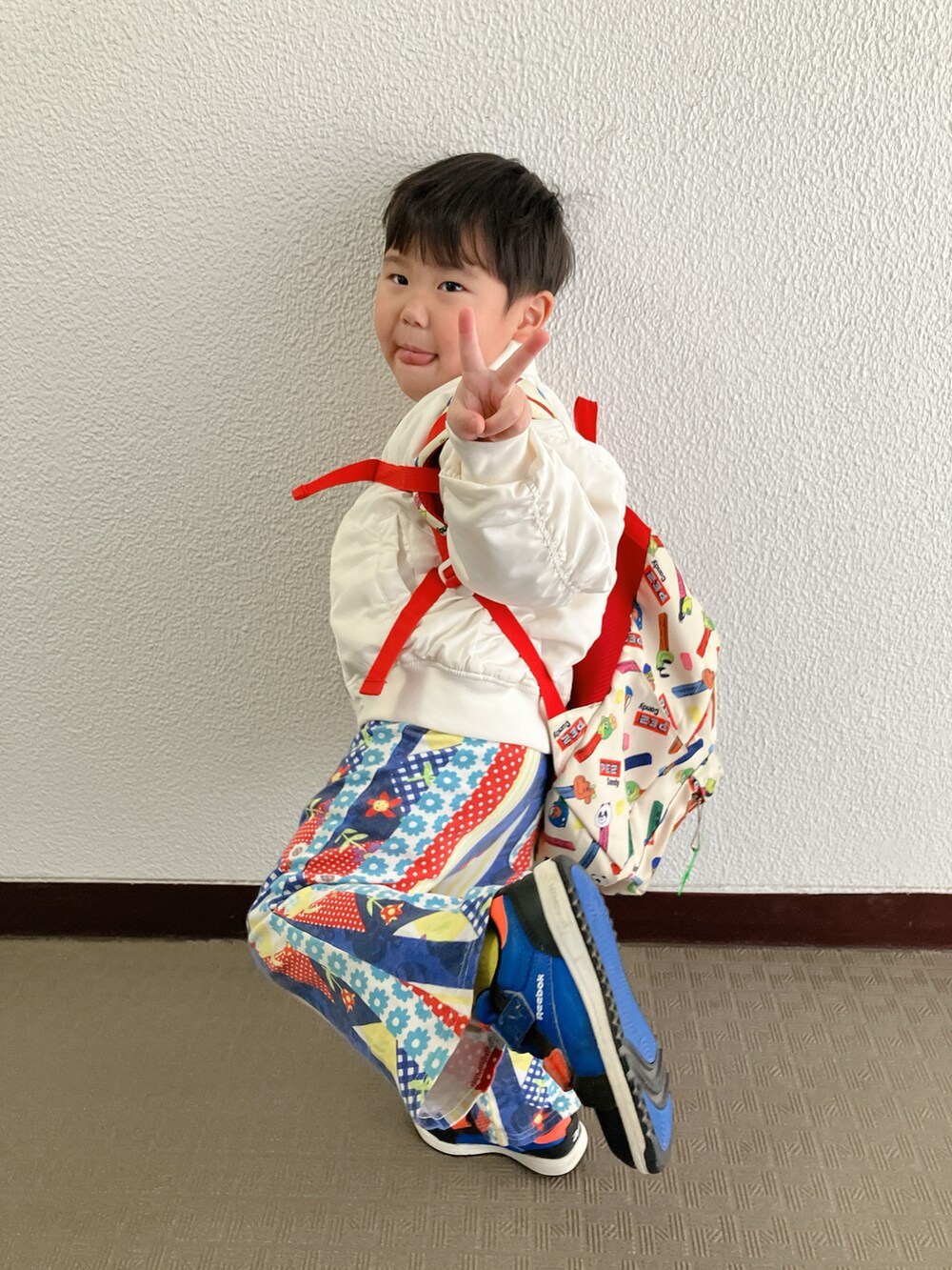 「登園スタイル、古着MIX、MA-1」｜「GUのアイテム（MA-1、ホワイト系）」を使った、りんちゃんのさん（キッズ・100cm）の春コーディネートの2枚目の写真