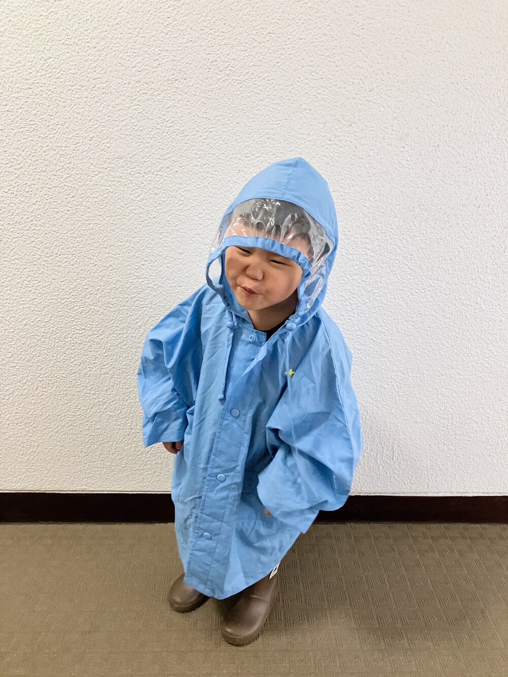 「登園スタイル、雨の日コーデ、キッズファッション」｜「もらいもののアイテム（ポンチョ、ブルー系）」を使った、りんちゃんのさん（キッズ・90cm）の夏コーディネートの2枚目の写真