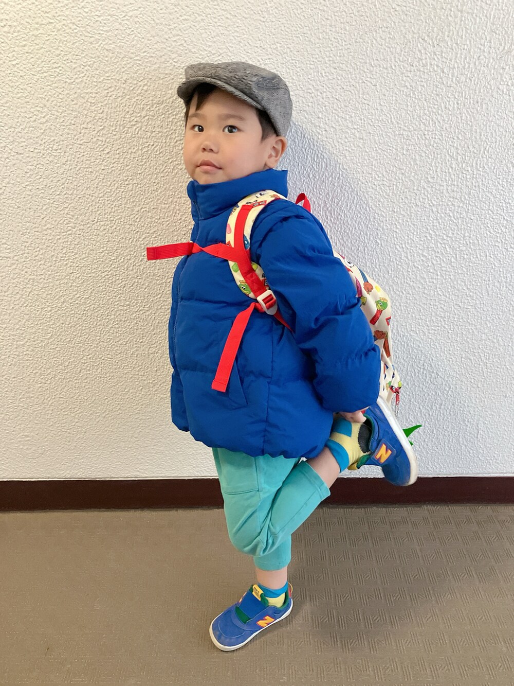 「登園スタイル、今日のコーデ、バーンして」｜「GUのアイテム（スウェットパンツ、グリーン系）」を使った、りんちゃんのさん（キッズ・100cm）の春コーディネートの5枚目の写真