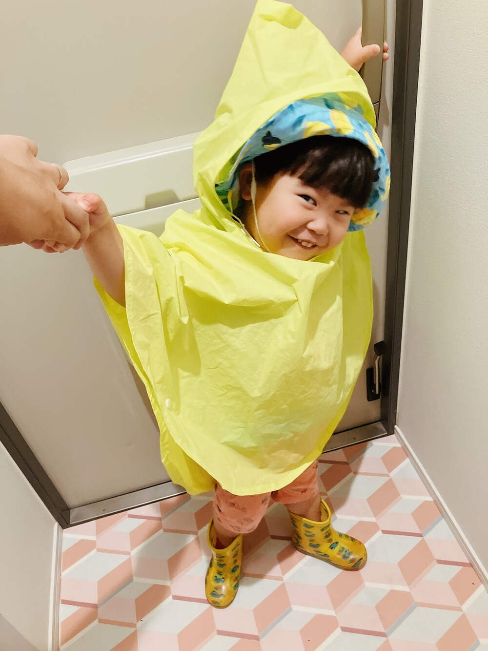 「登園スタイル、こどもコーデ、春夏コーデ、梅雨コーデ」｜「3coinsのアイテム（ポンチョ、イエロー系）」を使った、りんちゃんのさん（キッズ・90cm）の春コーディネートの2枚目の写真