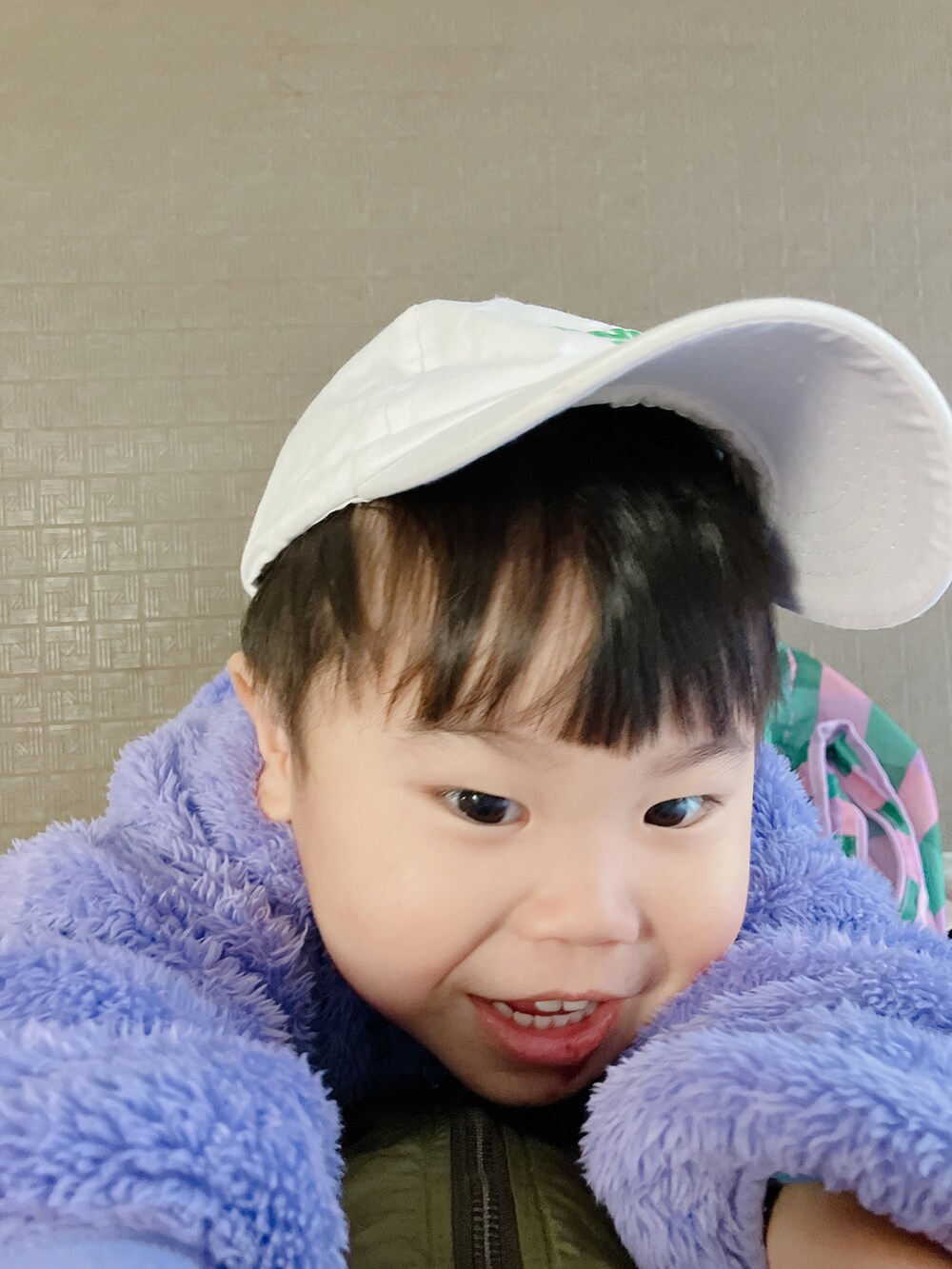 「登園スタイル、ストリート、キャップ、淡色コーデ、新星WEARISTAにエントリー、男の子コーデ」｜「GUのアイテム（その他アウター、パープル系）」を使った、りんちゃんのさん（キッズ・90cm）の冬コーディネートの3枚目の写真