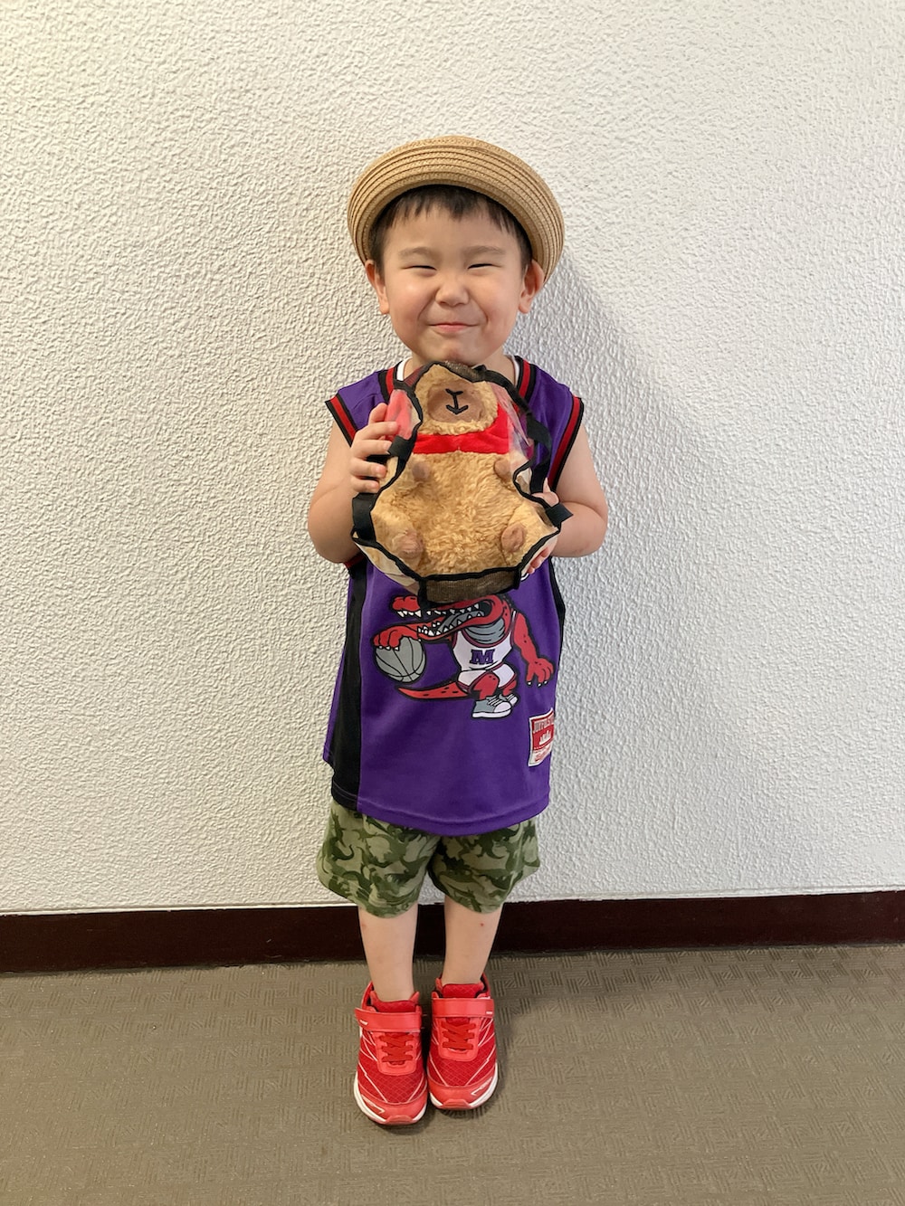 パープル系のジャージを着用したキッズの夏コーディネートの2枚目の写真