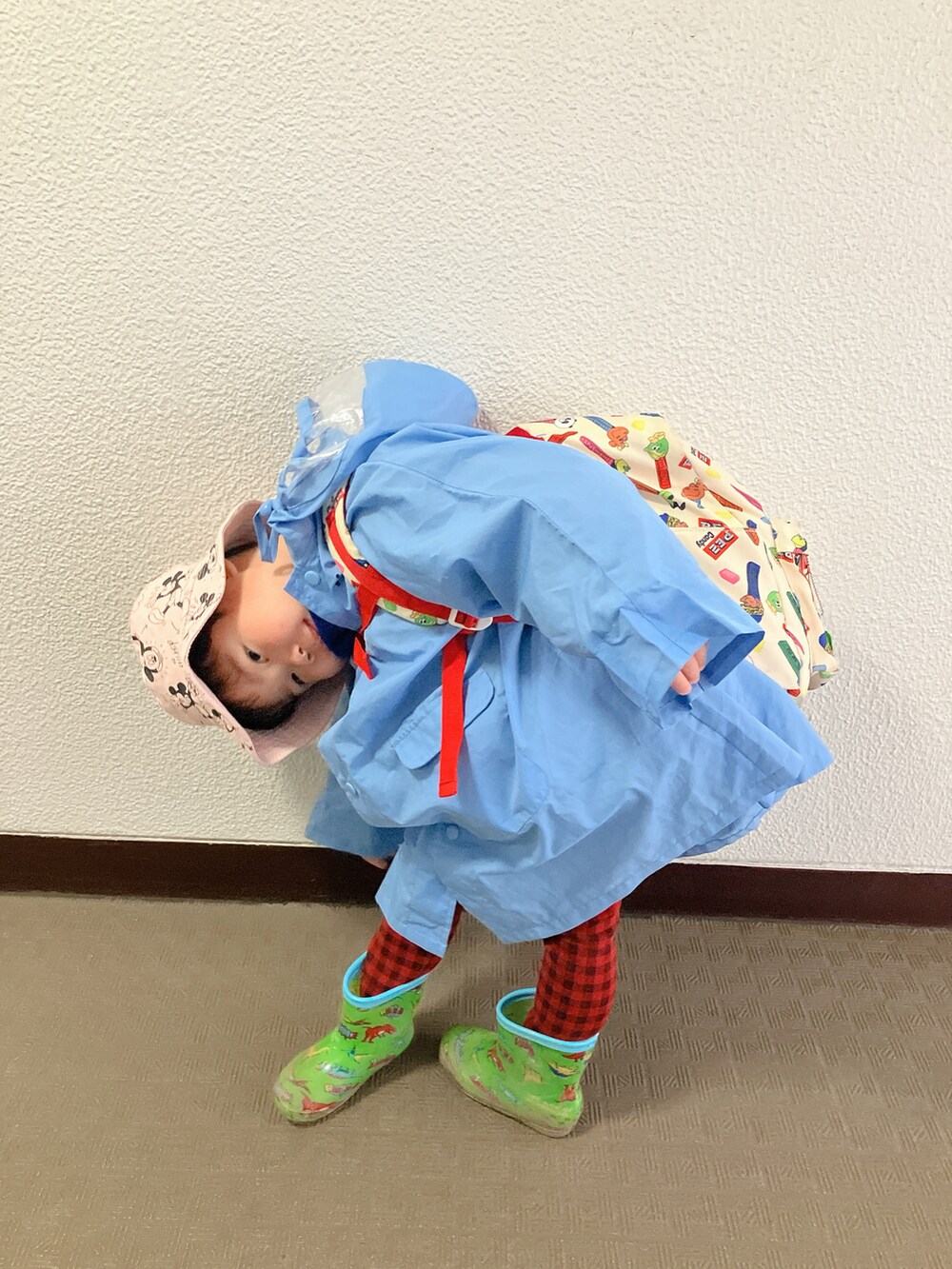 「登園スタイル、今日のコーデ、雨の日コーデ」｜「西松屋のアイテム（レインシューズ、グリーン系）」を使った、りんちゃんのさん（キッズ・100cm）の春コーディネートの2枚目の写真