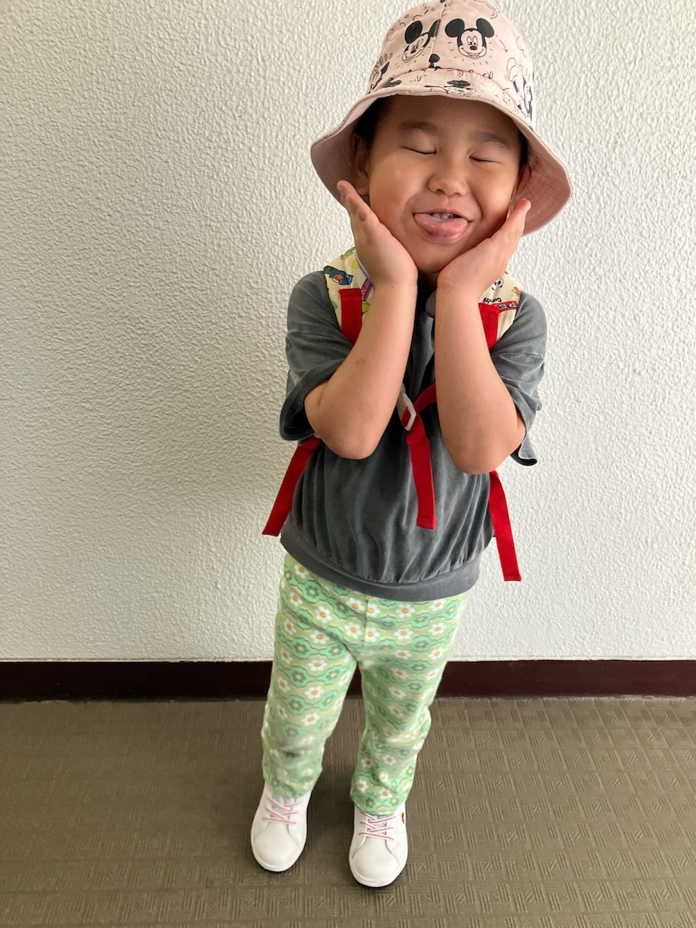 グリーン系のスウェットパンツを着用したキッズの夏コーディネートの4枚目の写真