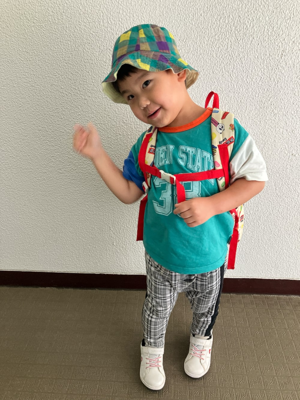 グリーン系のTシャツ/カットソーを着用したキッズの夏コーディネートの5枚目の写真