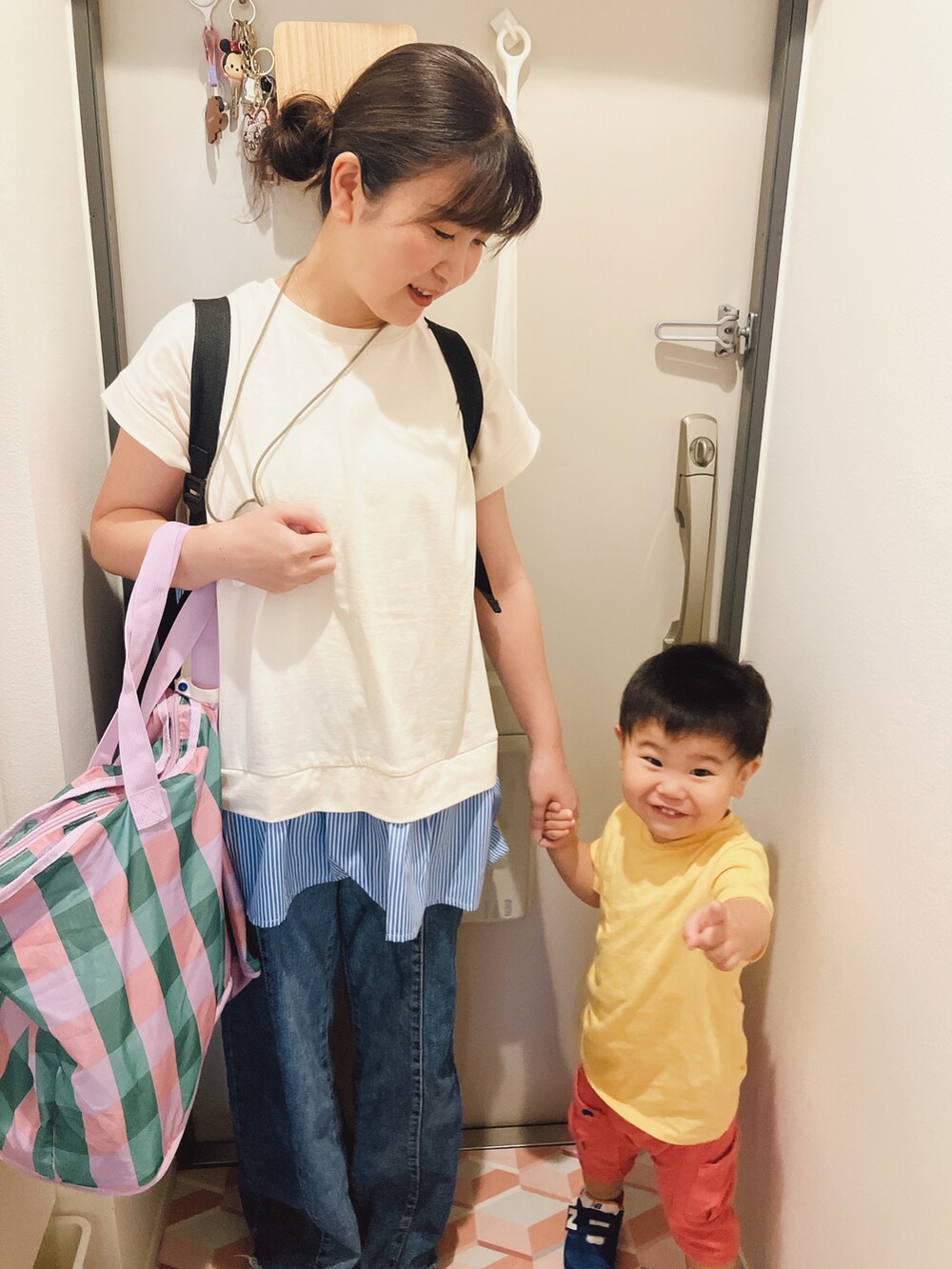 「登園スタイル、夏だ！Tシャツ着よう！、夏コーデ、ハーフパンツ」｜「H&Mのアイテム（Tシャツ/カットソー、イエロー系）」を使った、りんちゃんのさん（キッズ・90cm）の夏コーディネートの3枚目の写真