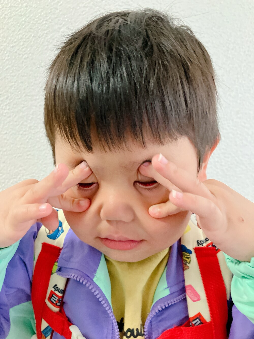 「登園スタイル、白目、レイヤードスタイル、柄パンツ」｜「NEW BALANCEのアイテム（スニーカー、ブラック系）」を使った、りんちゃんのさん（キッズ・100cm）の春コーディネートの4枚目の写真