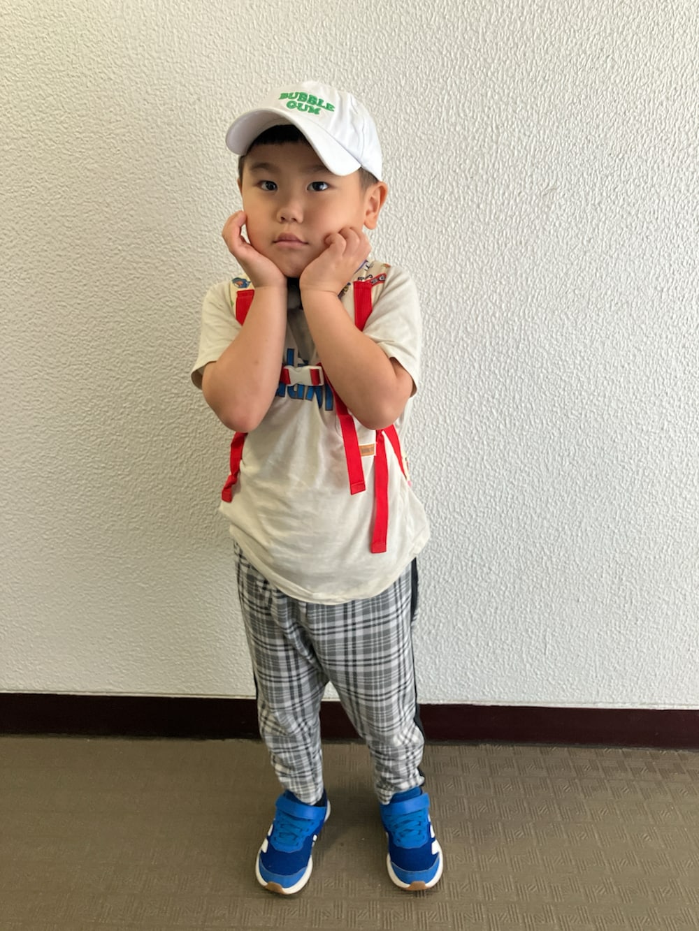 ブルー系のスニーカーを着用したキッズの夏コーディネートの2枚目の写真