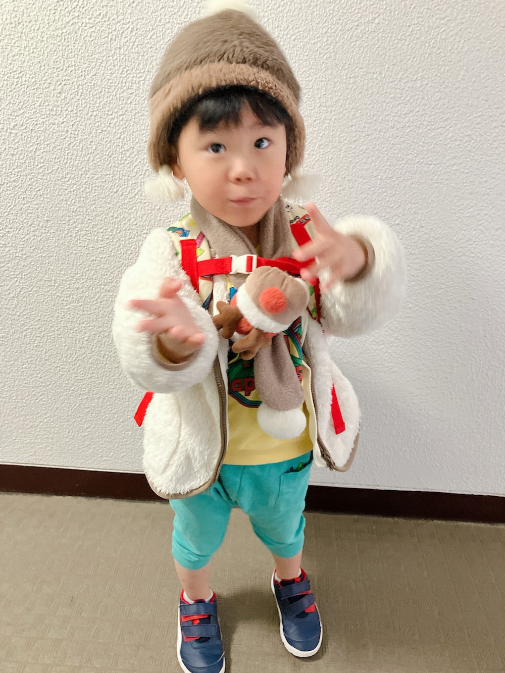 ホワイト系のムートンコートを着用したキッズの冬コーディネートの5枚目の写真