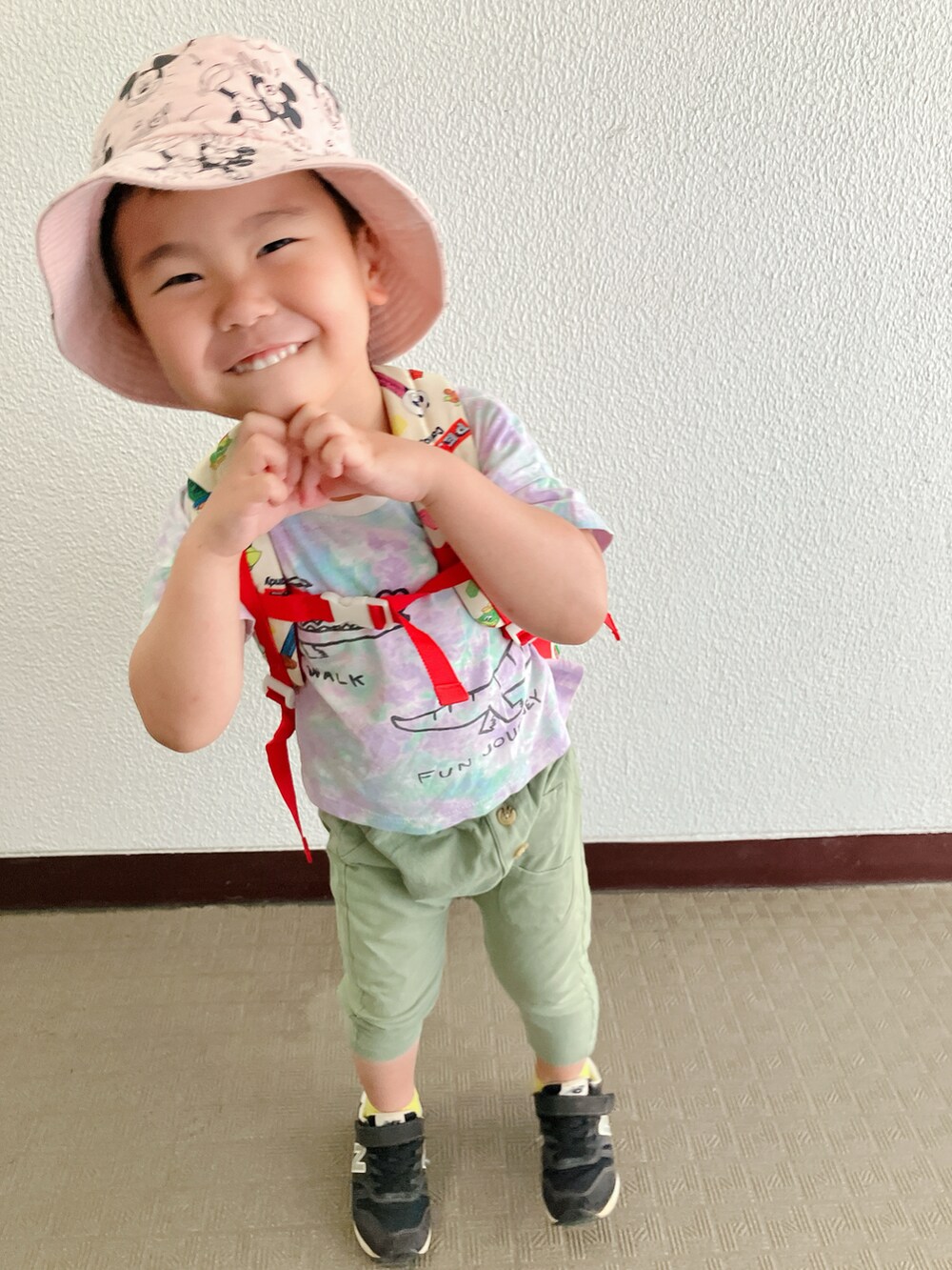 「登園スタイル、柄シャツ、タイダイ」｜「GUのアイテム（パンツ、グリーン系）」を使った、りんちゃんのさん（キッズ・100cm）の夏コーディネートの4枚目の写真