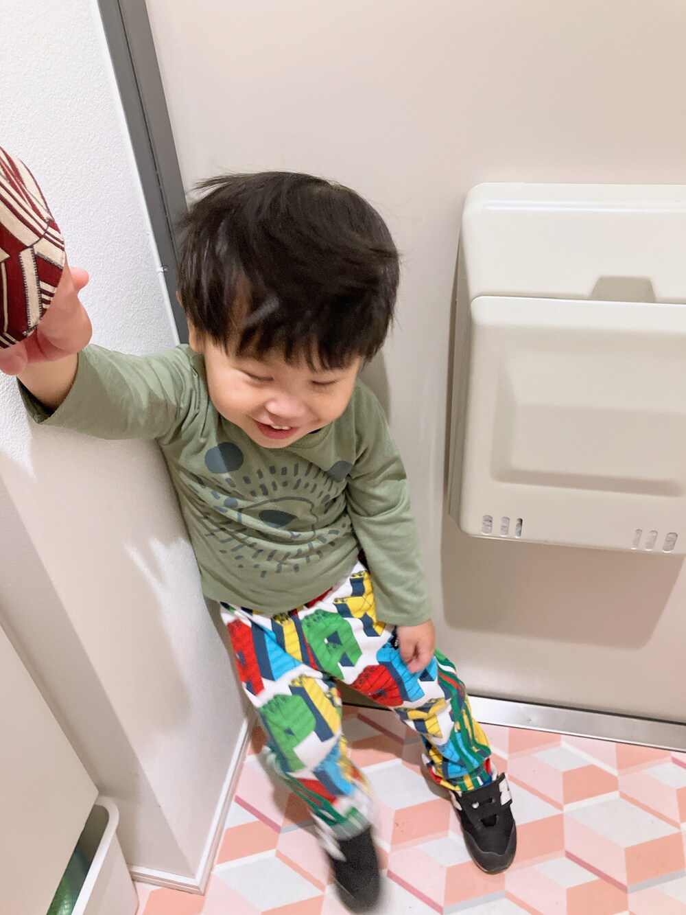 「登園スタイル、キッズコーデ、秋冬コーデ、アディダス」｜「adidasのアイテム（スウェットパンツ、その他）」を使った、りんちゃんのさん（キッズ・90cm）の秋コーディネートの3枚目の写真