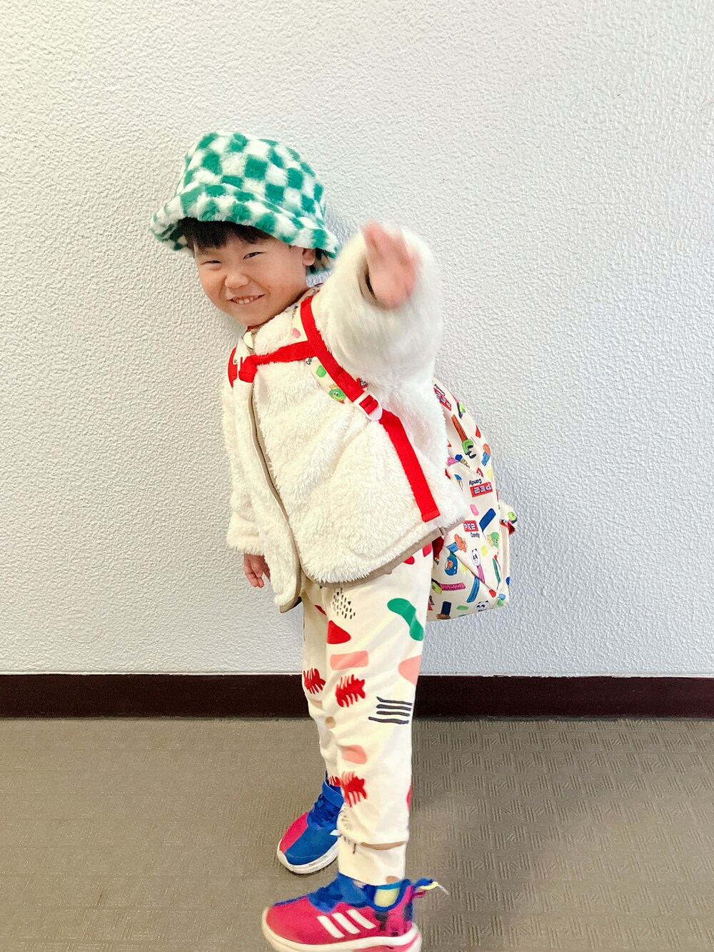 「最近のいい感じコーデ、フリース、冬アウター、登園スタイル」｜「GUのアイテム（その他アウター、ホワイト系）」を使った、りんちゃんのさん（キッズ・100cm）の冬コーディネートの5枚目の写真