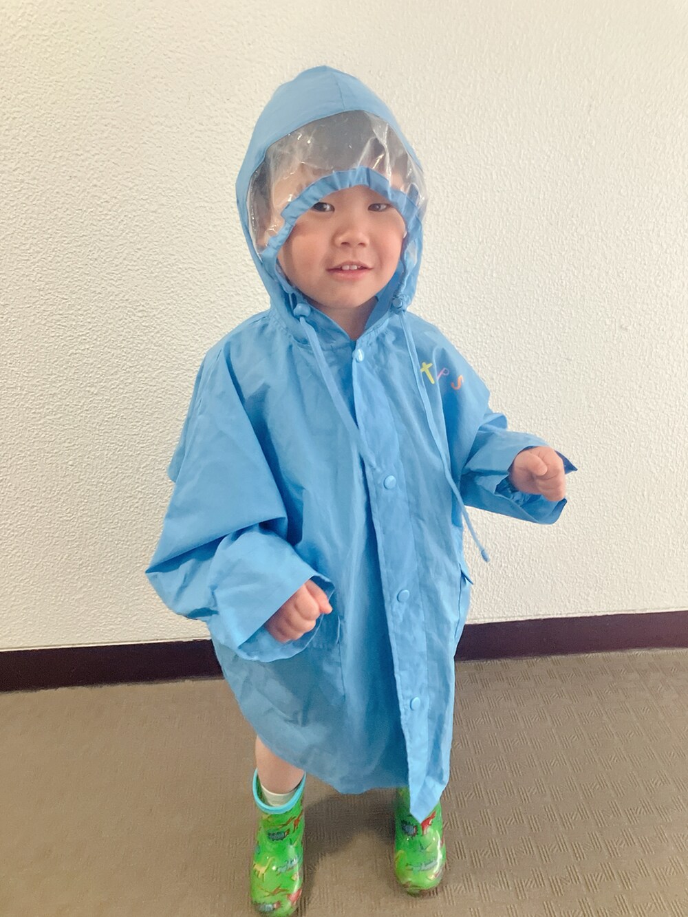 グリーン系のレインシューズを着用したキッズの春コーディネートの3枚目の写真