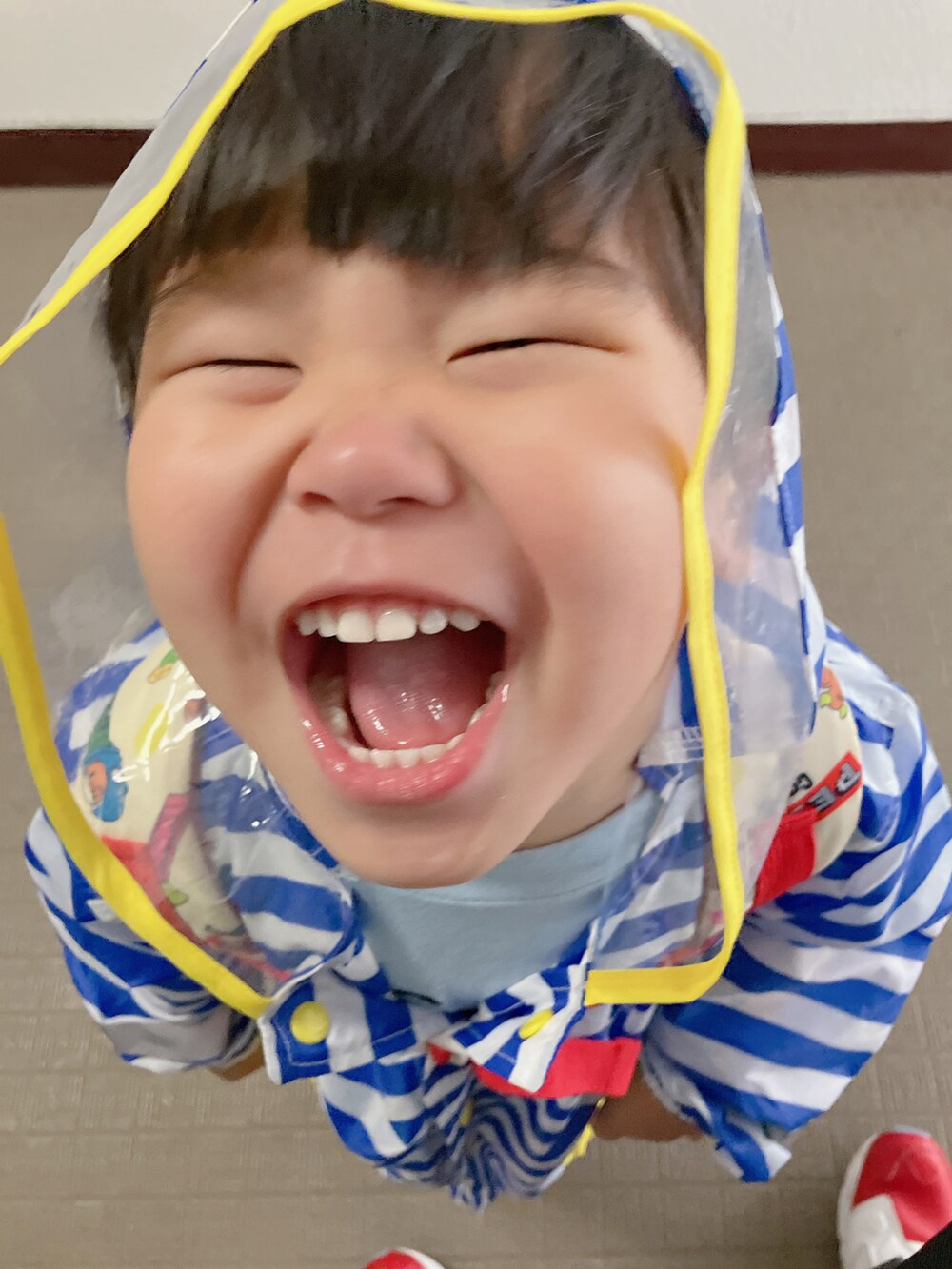 「登園スタイル、ベビーファッション、雨の日コーデ、シンプルコーデ、初夏コーデ」｜「NEW BALANCEのアイテム（スニーカー、ホワイト系）」を使った、りんちゃんのさん（キッズ・90cm）の春コーディネートの5枚目の写真