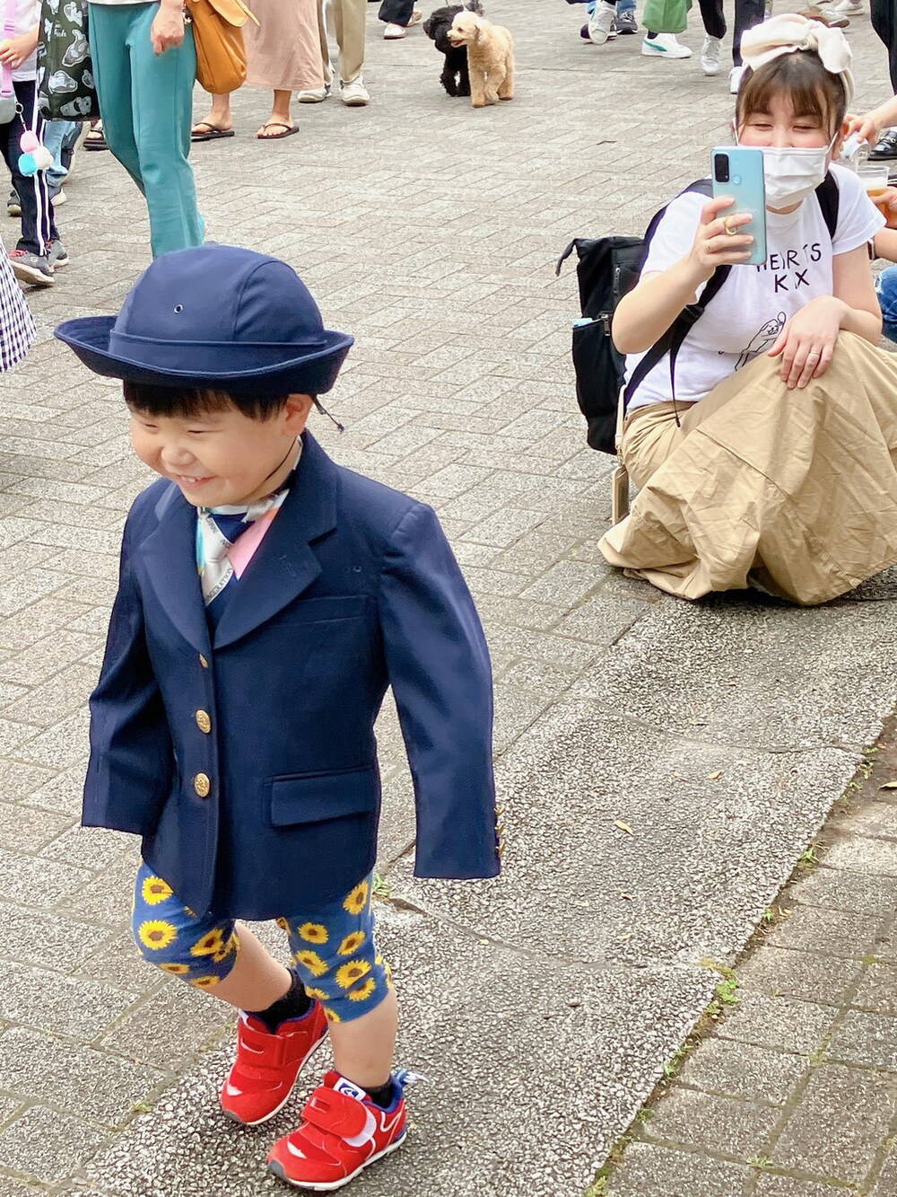 「休日スタイル、ジャケット、子ども服」｜「着させてくれた服のアイテム（スーツジャケット、ブルー系）」を使った、りんちゃんのさん（キッズ・90cm）の春コーディネートの4枚目の写真