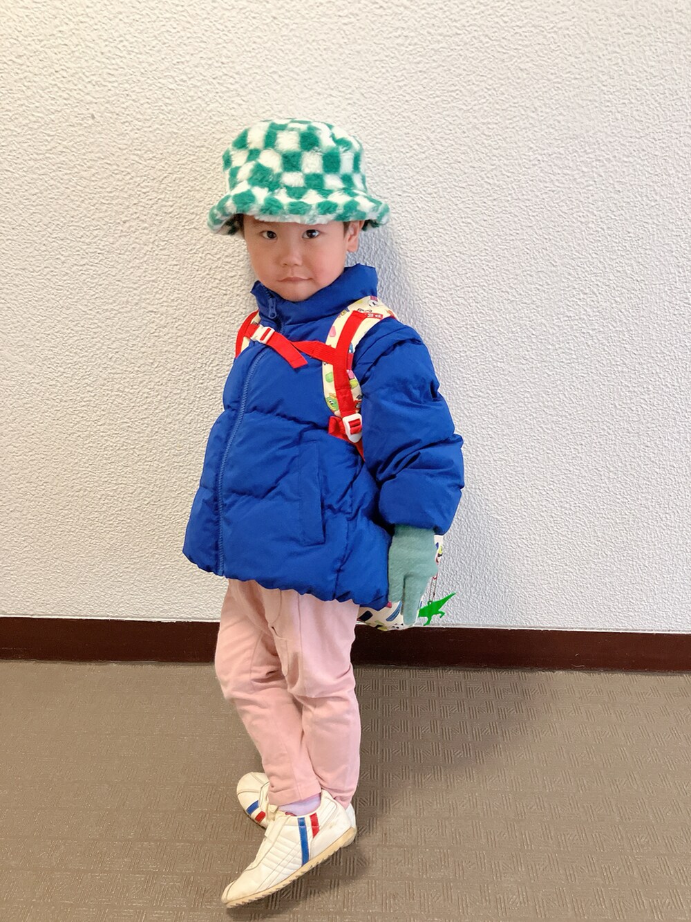 「登園スタイル、カジュアルコーデ」｜「PATRICKのアイテム（スニーカー、ホワイト系）」を使った、りんちゃんのさん（キッズ・100cm）の冬コーディネートの3枚目の写真