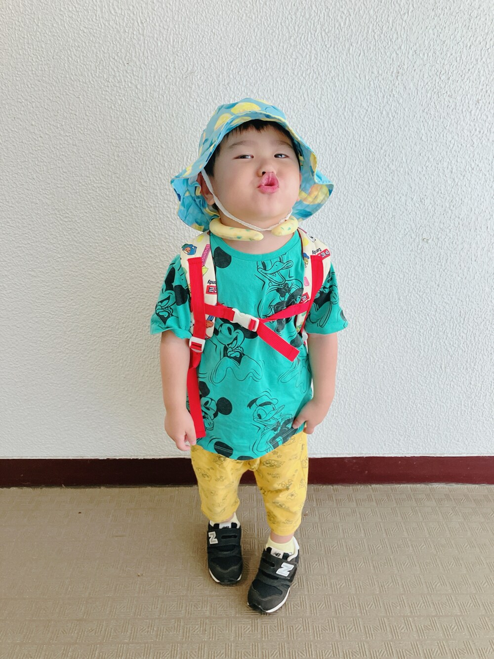 「登園スタイル、韓国子供服、テーマパークコーデ、夏コーデ、スニーカー」｜「H&Mのアイテム（Tシャツ/カットソー、グリーン系）」を使った、りんちゃんのさん（キッズ・100cm）の夏コーディネートの3枚目の写真
