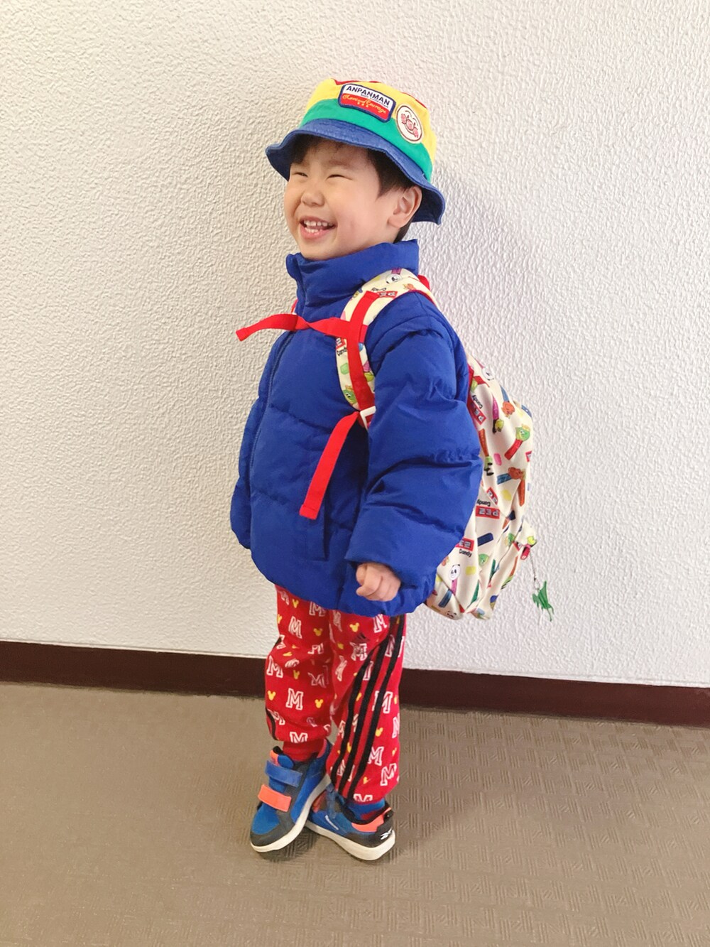 「登園スタイル、チョコ色に染まれ、カジュアルコーデ、アディダス」｜「adidasのアイテム（スウェットパンツ、レッド系）」を使った、りんちゃんのさん（キッズ・100cm）の冬コーディネートの4枚目の写真