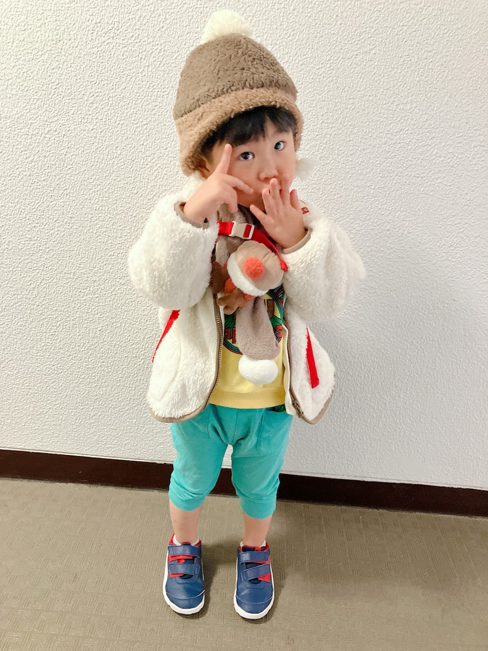 ホワイト系のムートンコートを着用したキッズの冬コーディネートの4枚目の写真