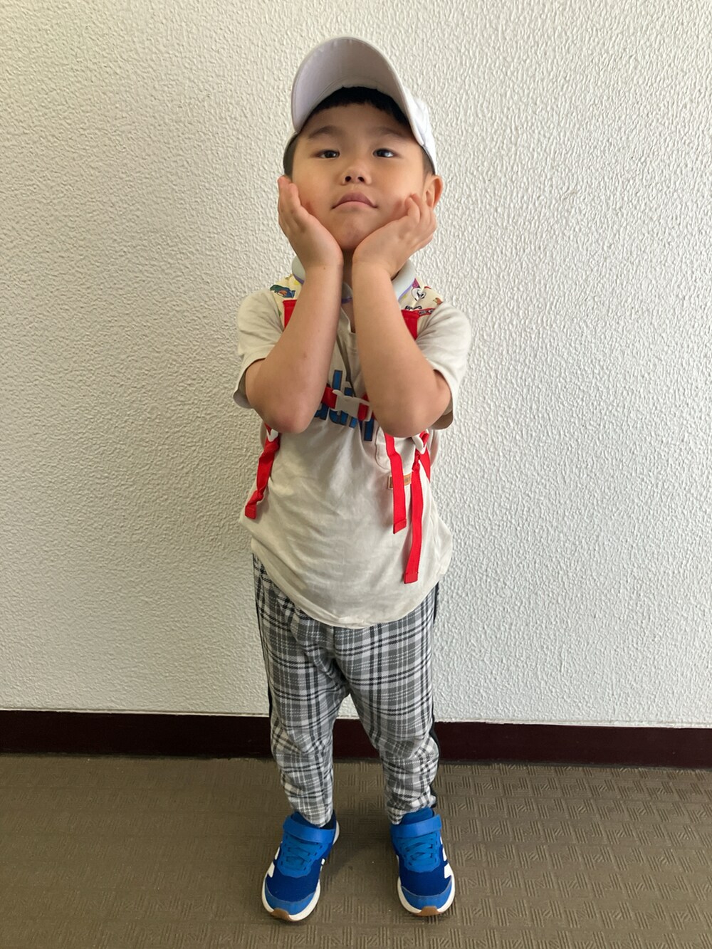 ブルー系のスニーカーを着用したキッズの夏コーディネートの5枚目の写真